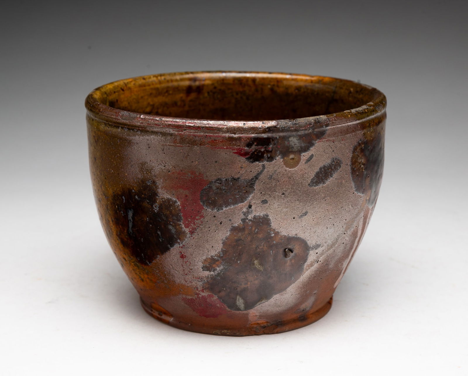AMERICAN REDWARE BOWL WITH MOTTLED GLAZE. (1 of 4)