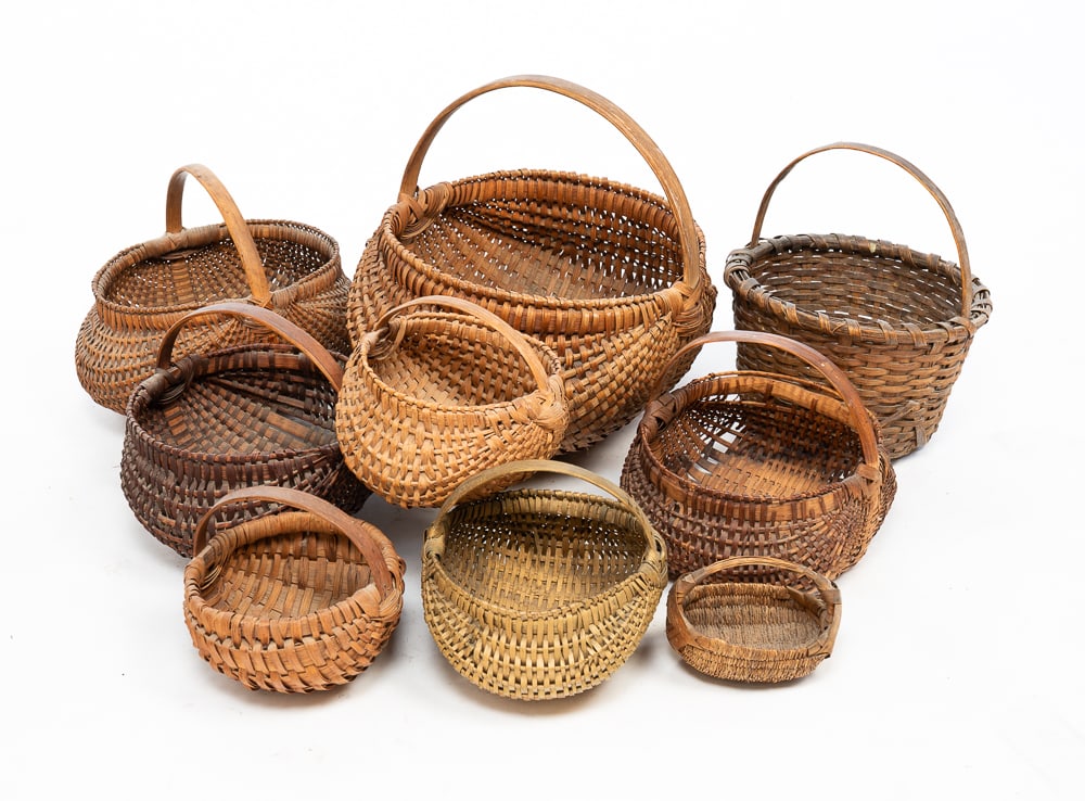 NINE AMERICAN SPLINT-WOVEN BASKETS WITH HANDLES. (1 of 4)