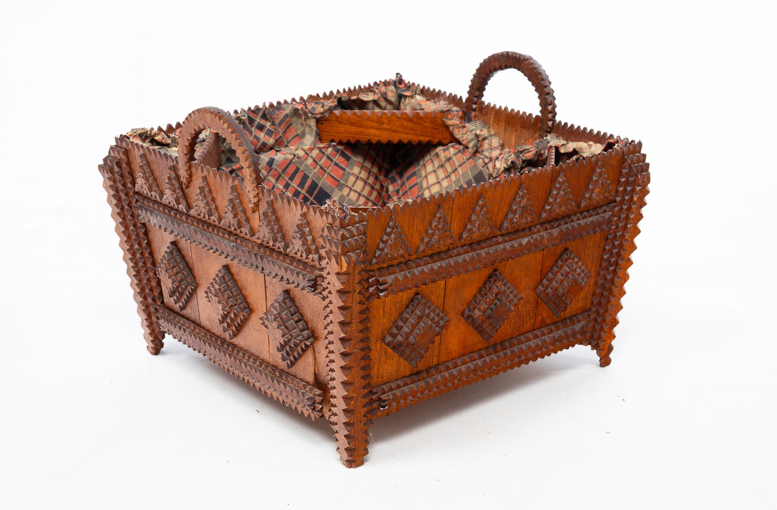AMERICAN TRAMP ART CHIP-CARVED PINE AND FABRIC-LINED SEWING BASKET. (1 of 5)