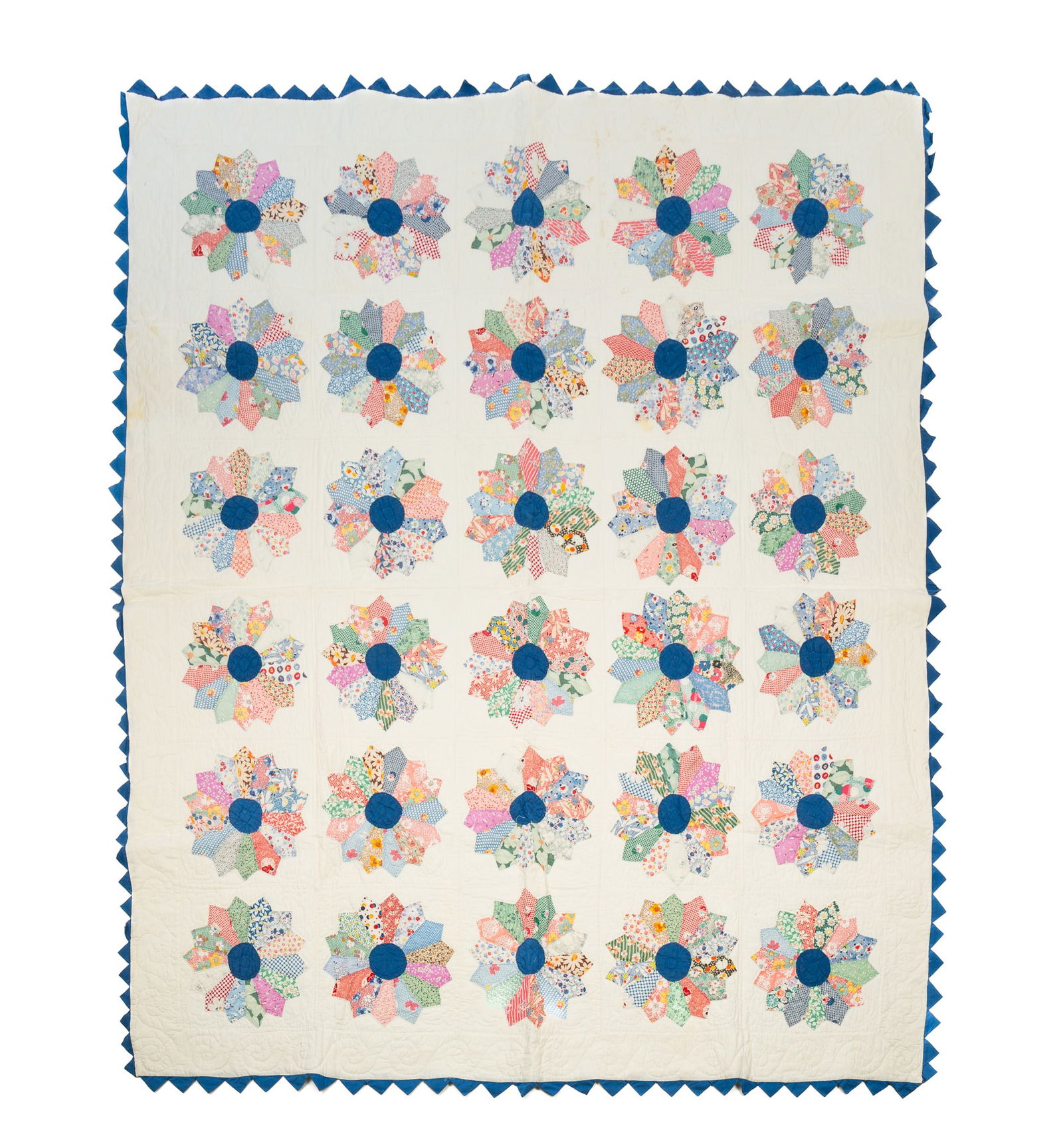 AMERICAN PIECEWORK DRESDEN PLATE QUILT. (1 of 4)