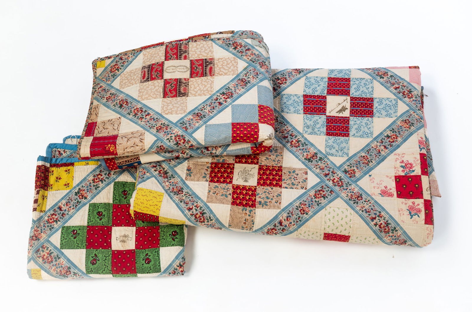 THREE-PIECE AMERICAN COTTON FRIENDSHIP QUILT SET. (1 of 6)
