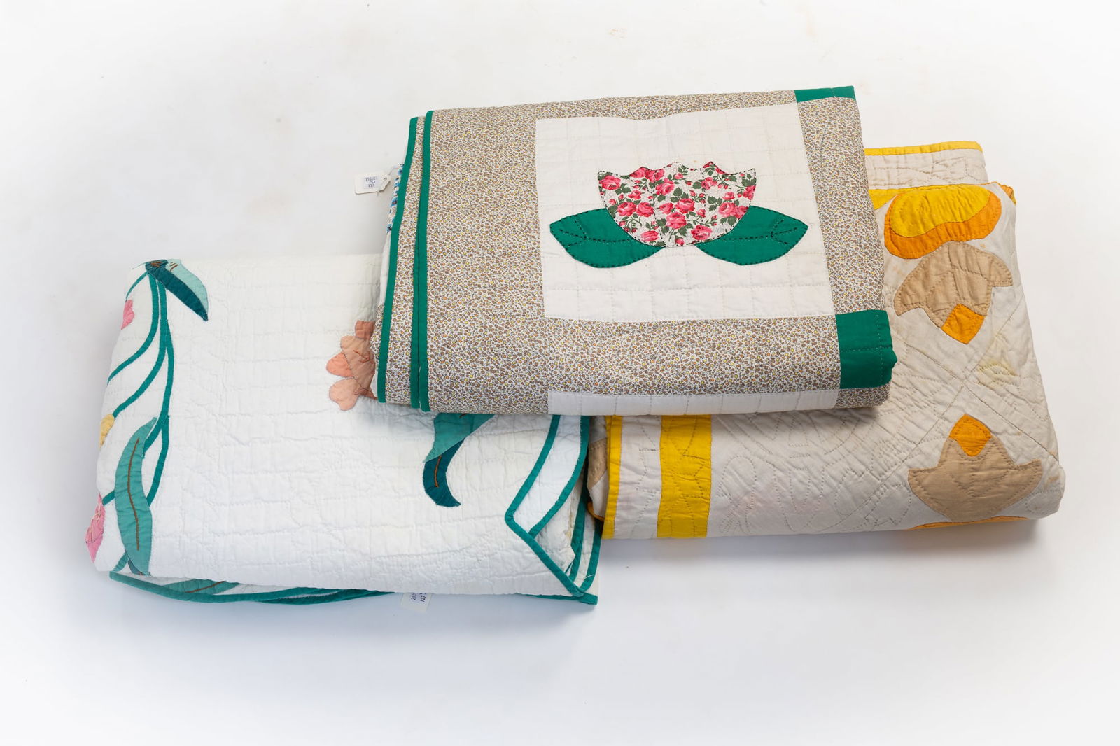 THREE CONTEMPORARY AMERICAN COTTON APPLIQUE QUILTS. (1 of 16)