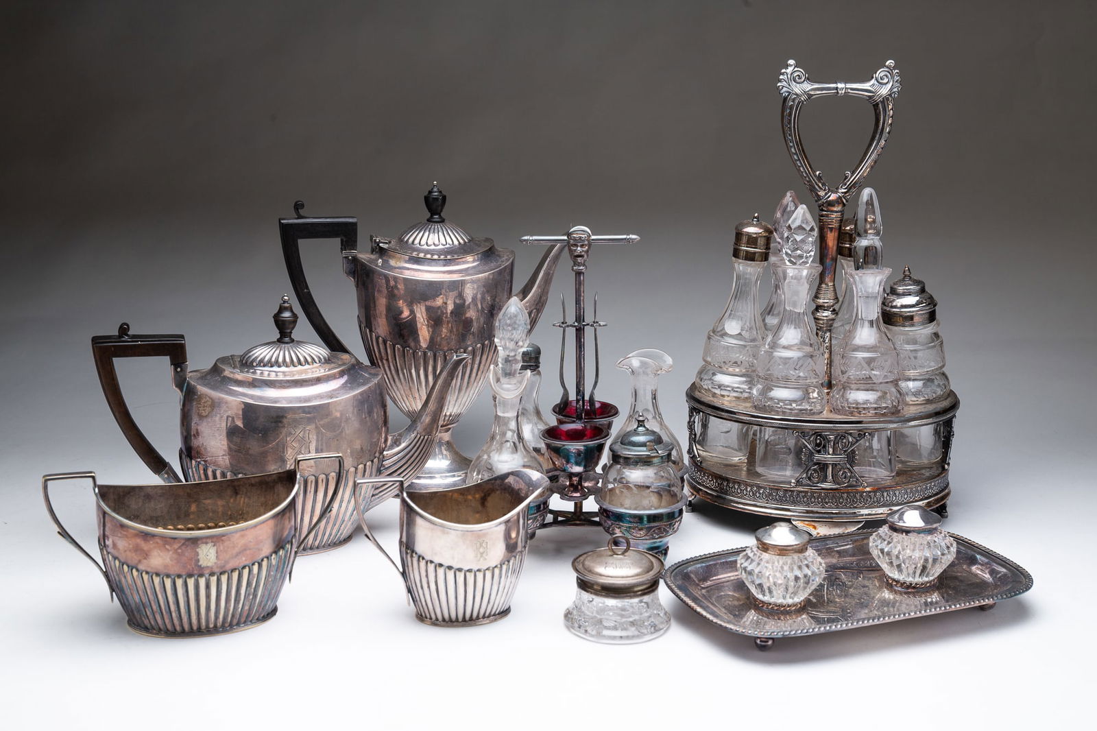 SELECTION OF SILVER PLATE ITEMS, INCL. TEA AND CASTER SETS. (1 of 5)