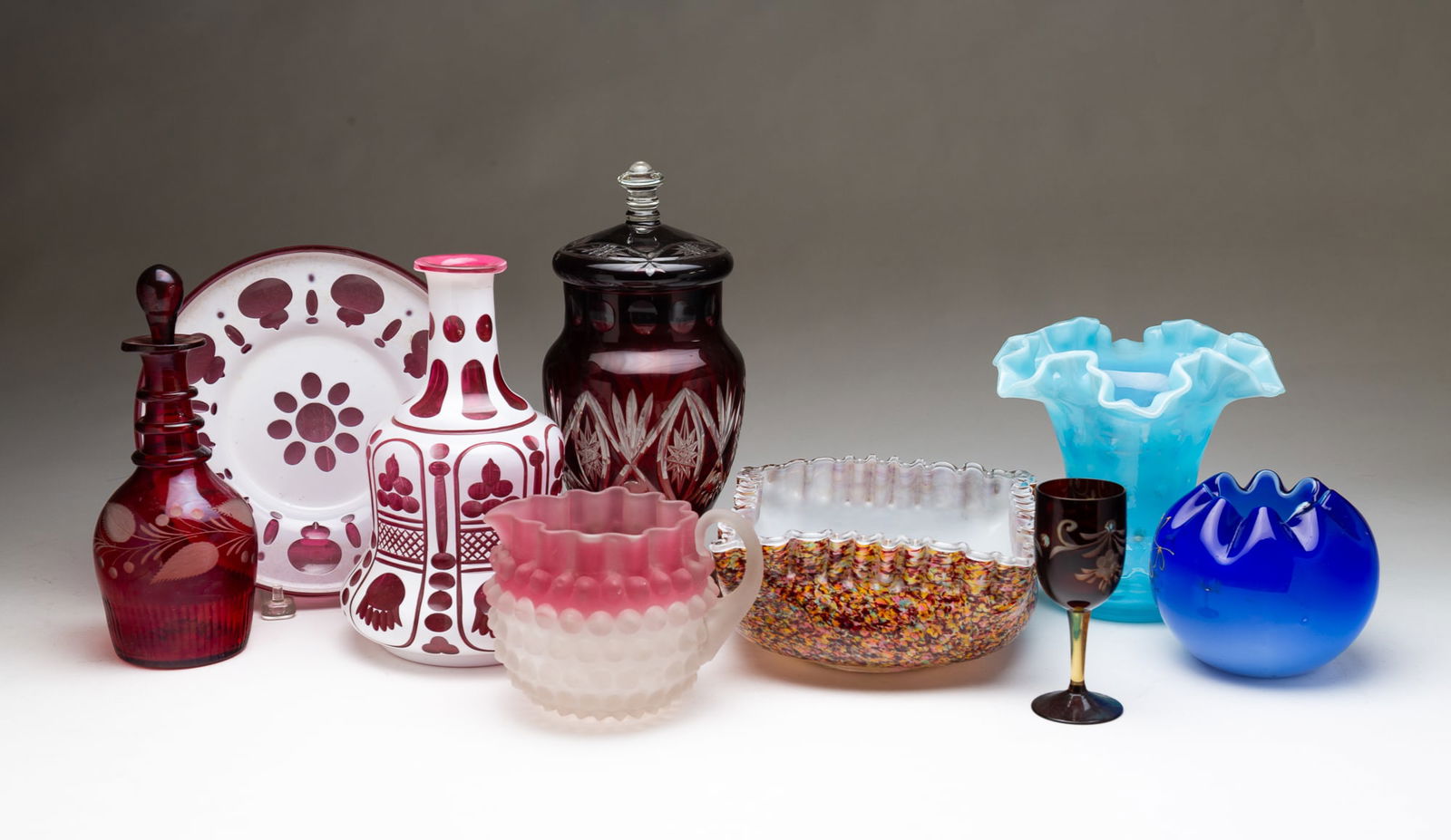 EIGHT COLORED GLASS ITEMS. (1 of 6)