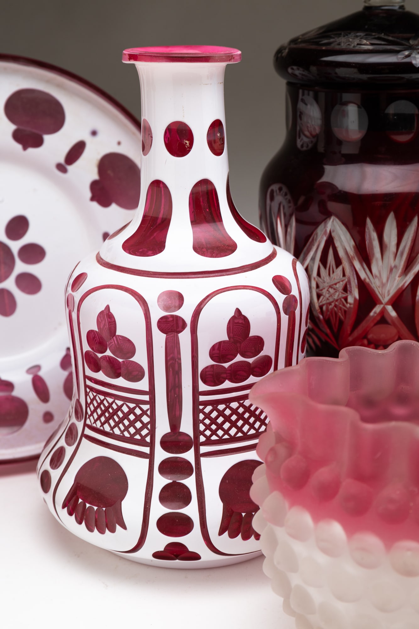 EIGHT COLORED GLASS ITEMS. - 2