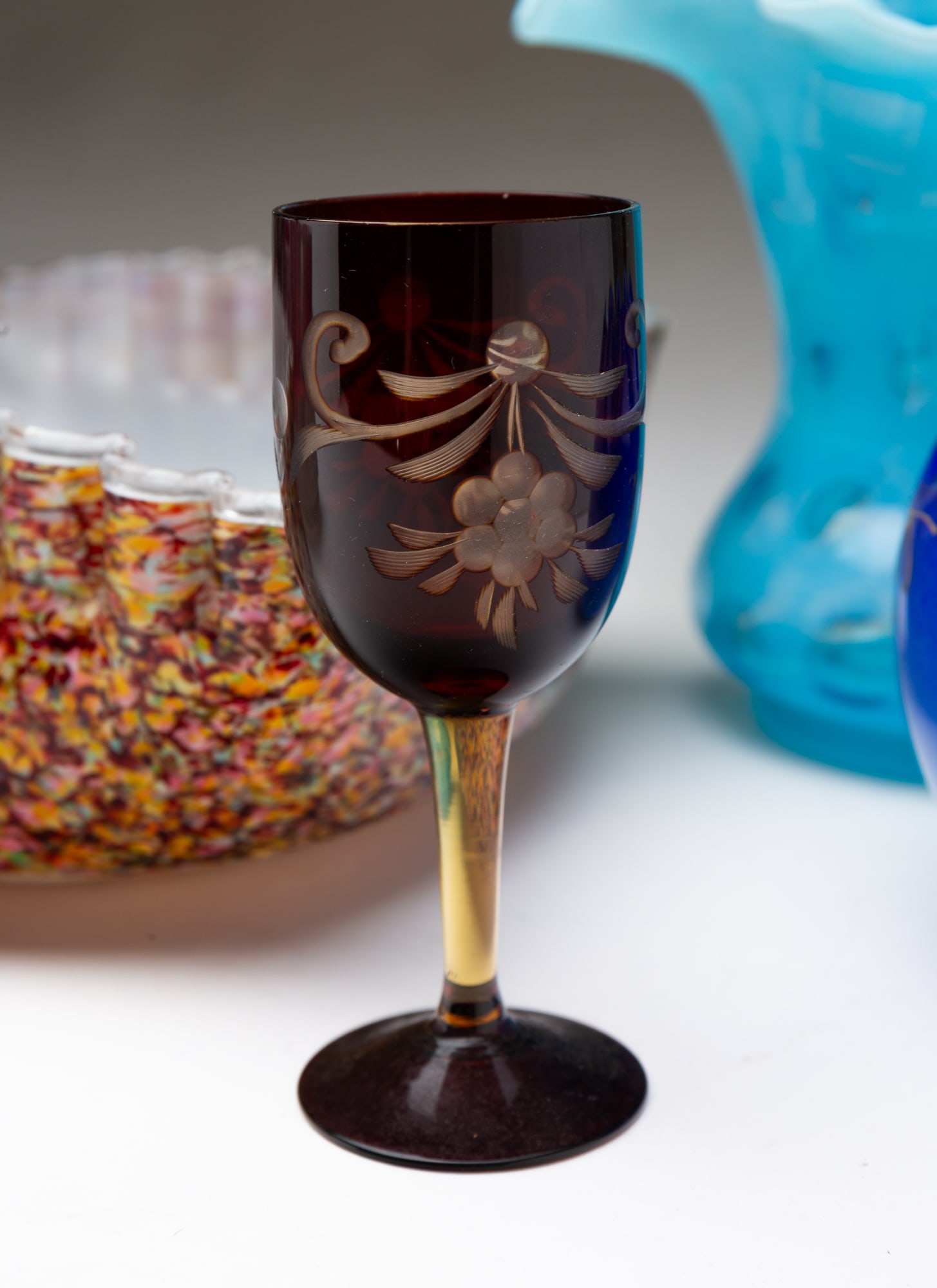 EIGHT COLORED GLASS ITEMS. - 4