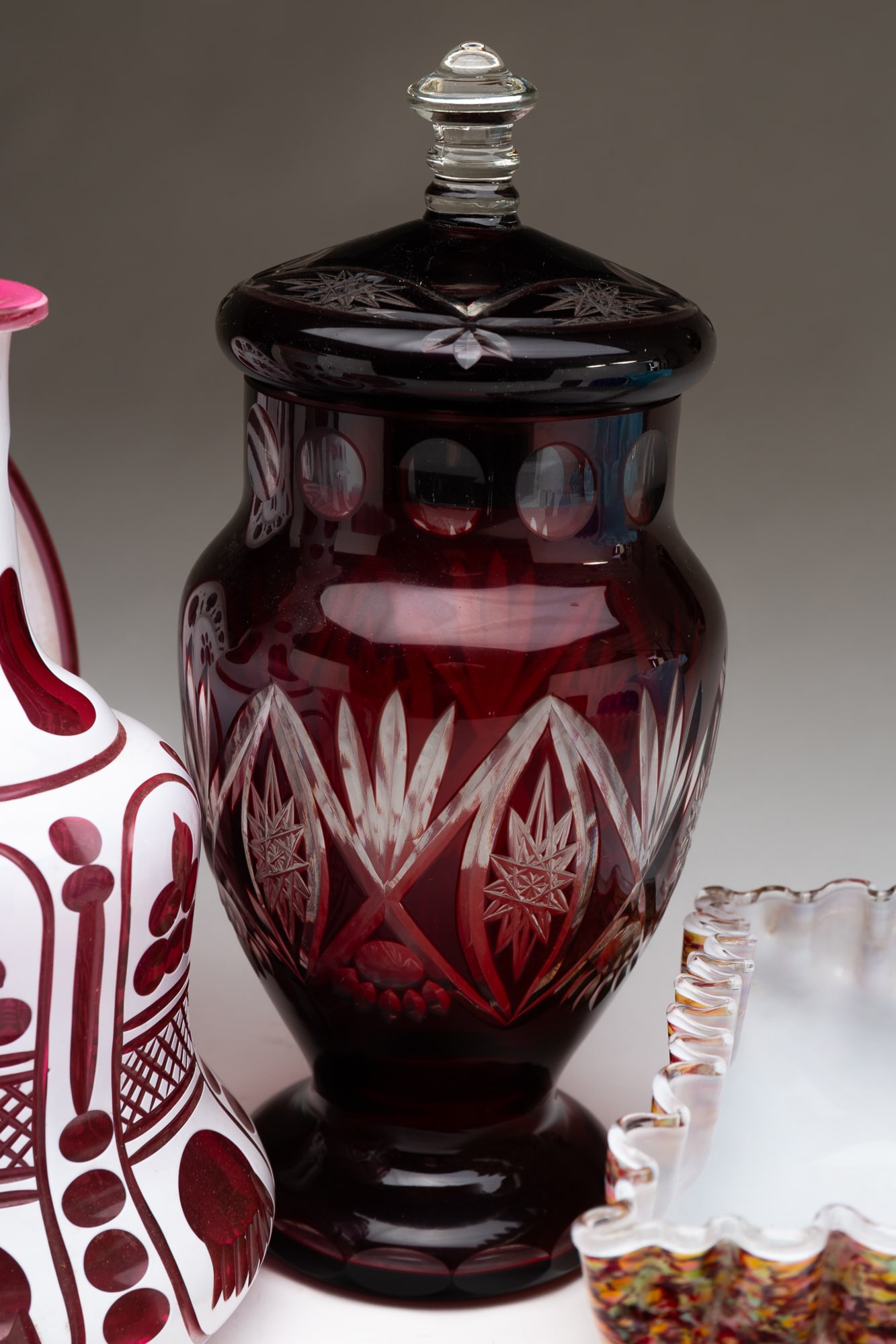 EIGHT COLORED GLASS ITEMS. - 5