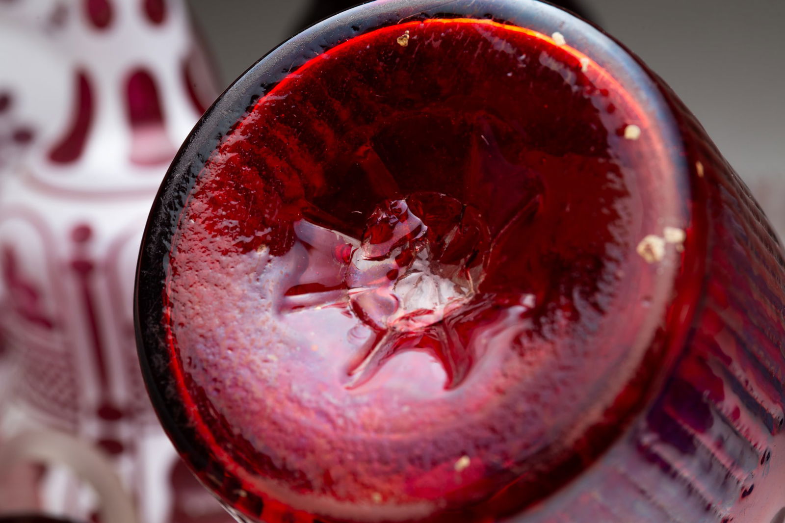 EIGHT COLORED GLASS ITEMS. - 6