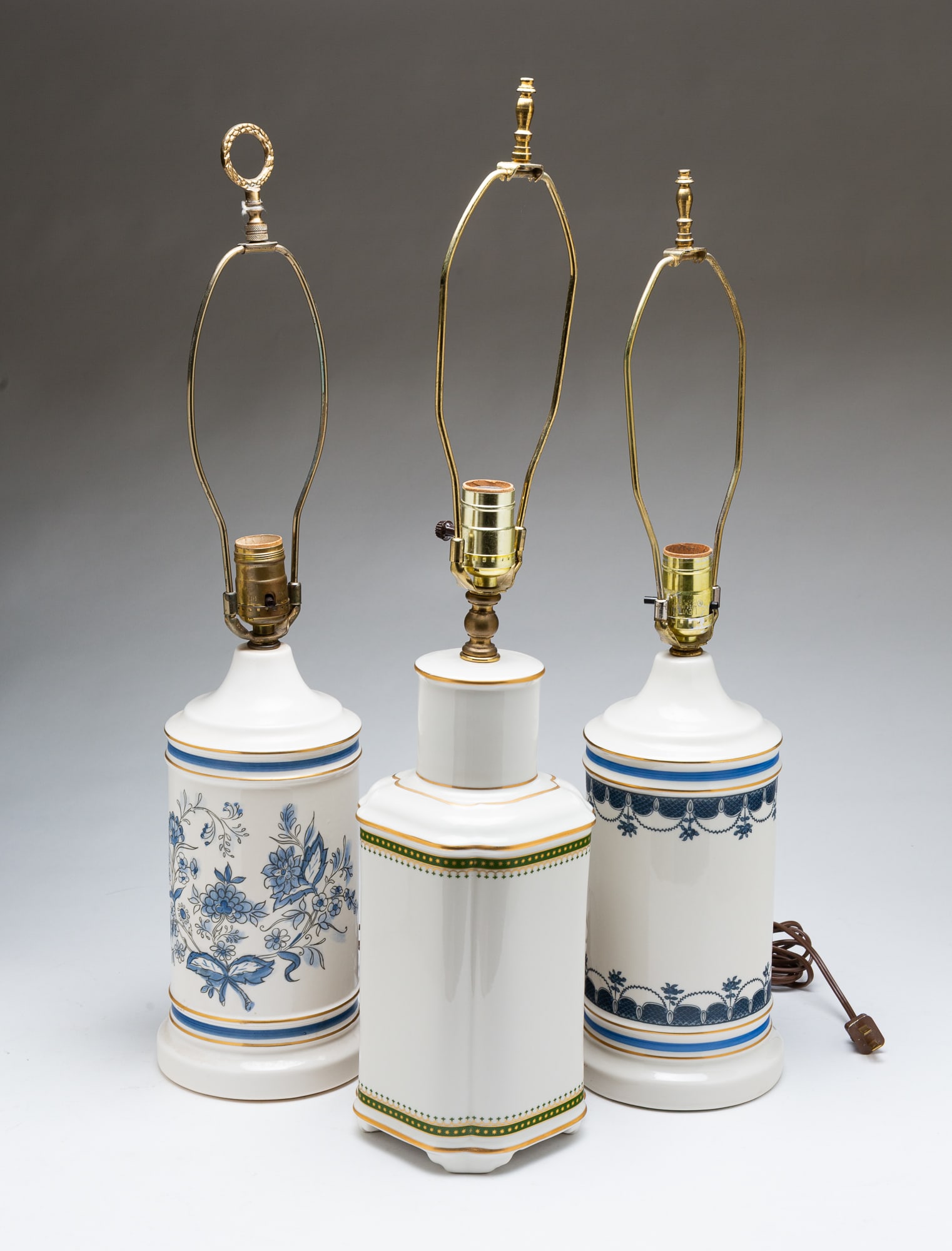 THREE PORCELAIN TABLE LAMPS. (1 of 7)