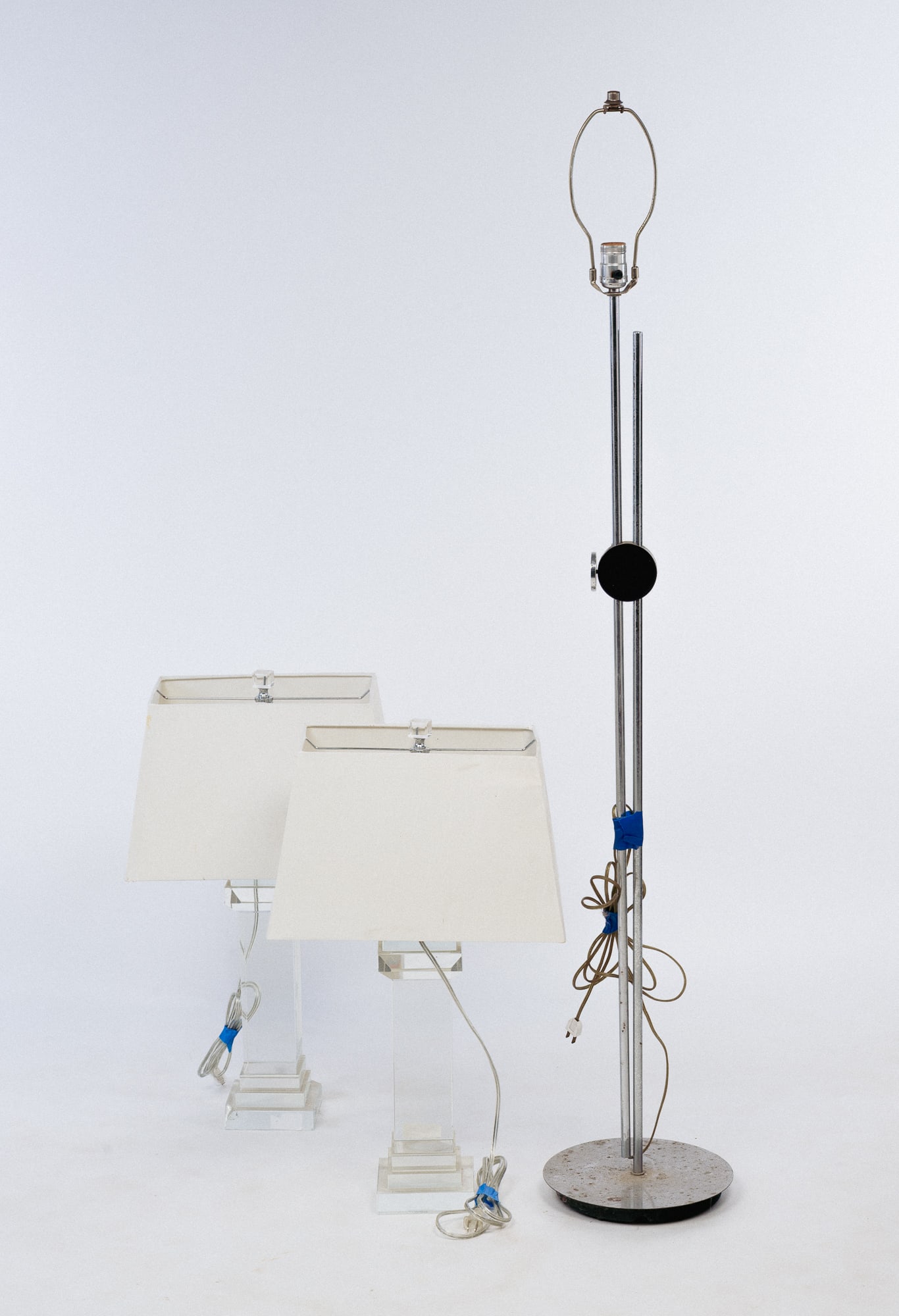 PAIR OF MODERNIST ACRYLIC TABLE LAMPS AND A CHROME ADJUSTABLE FLOOR LAMP. (1 of 7)