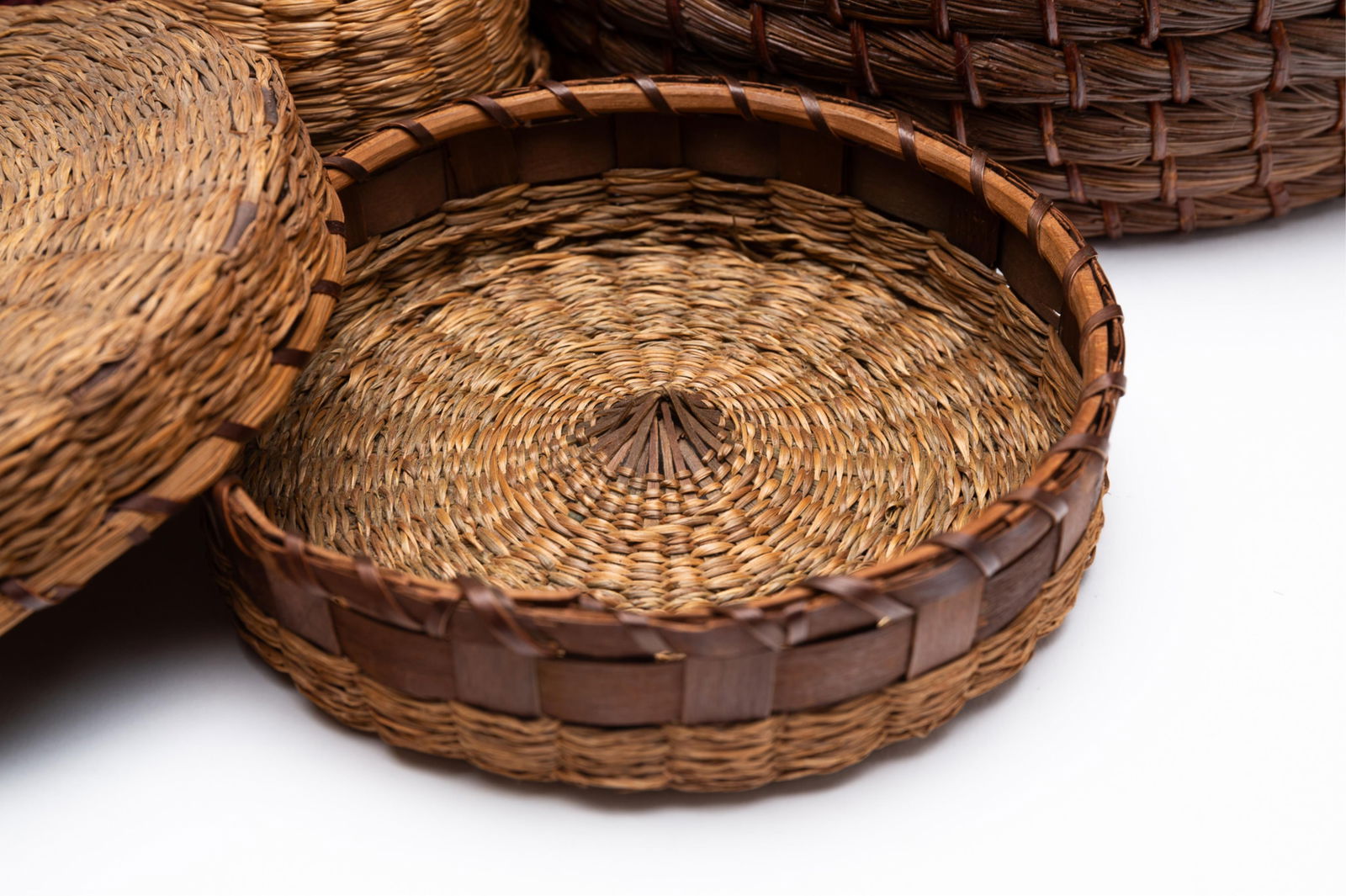 EIGHT NATIVE AMERICAN SEWING BASKETS. - 4
