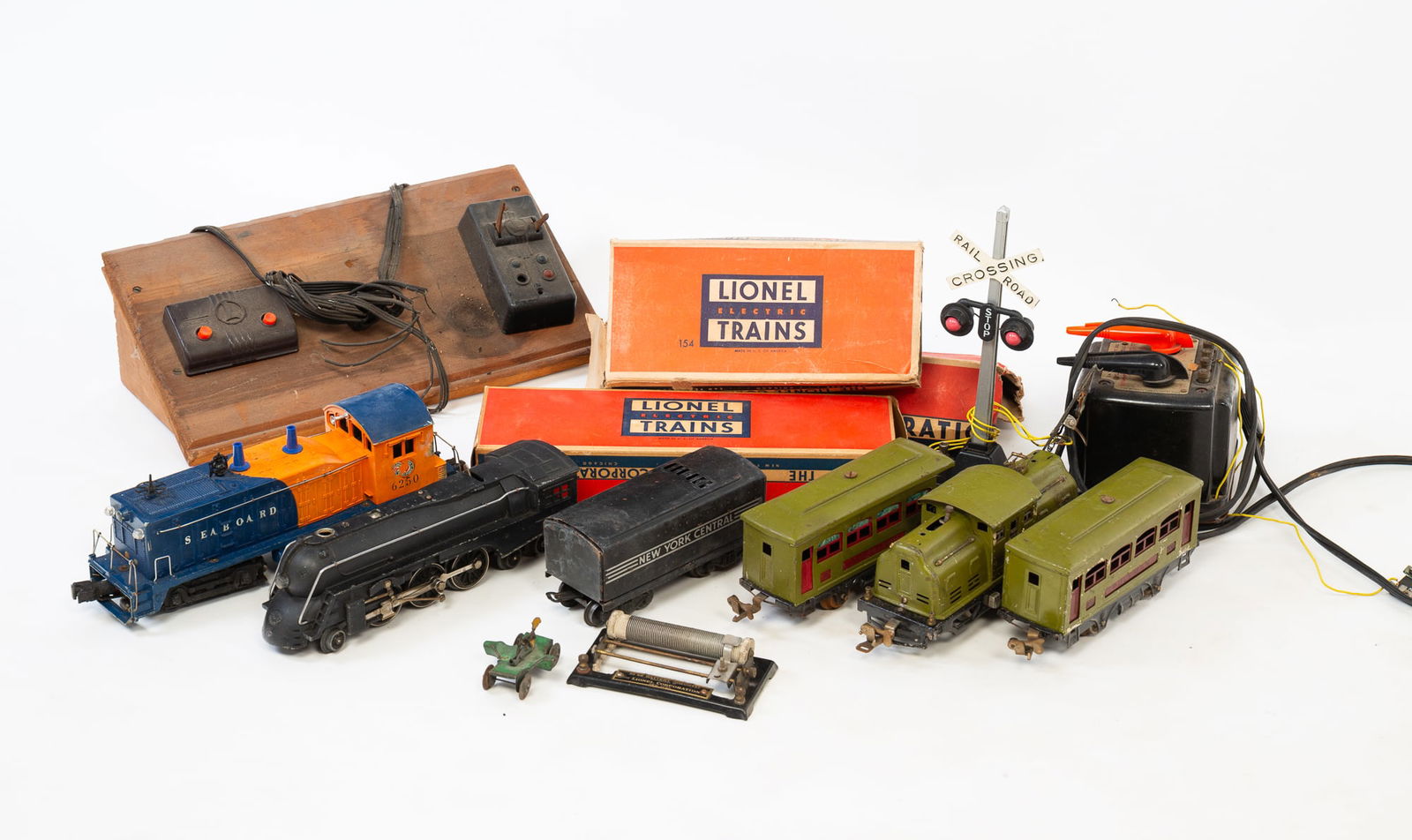 GROUP OF LIONEL TRAINS AND ACCESSORIES WITH SOME ORIGINAL BOXES. (1 of 7)