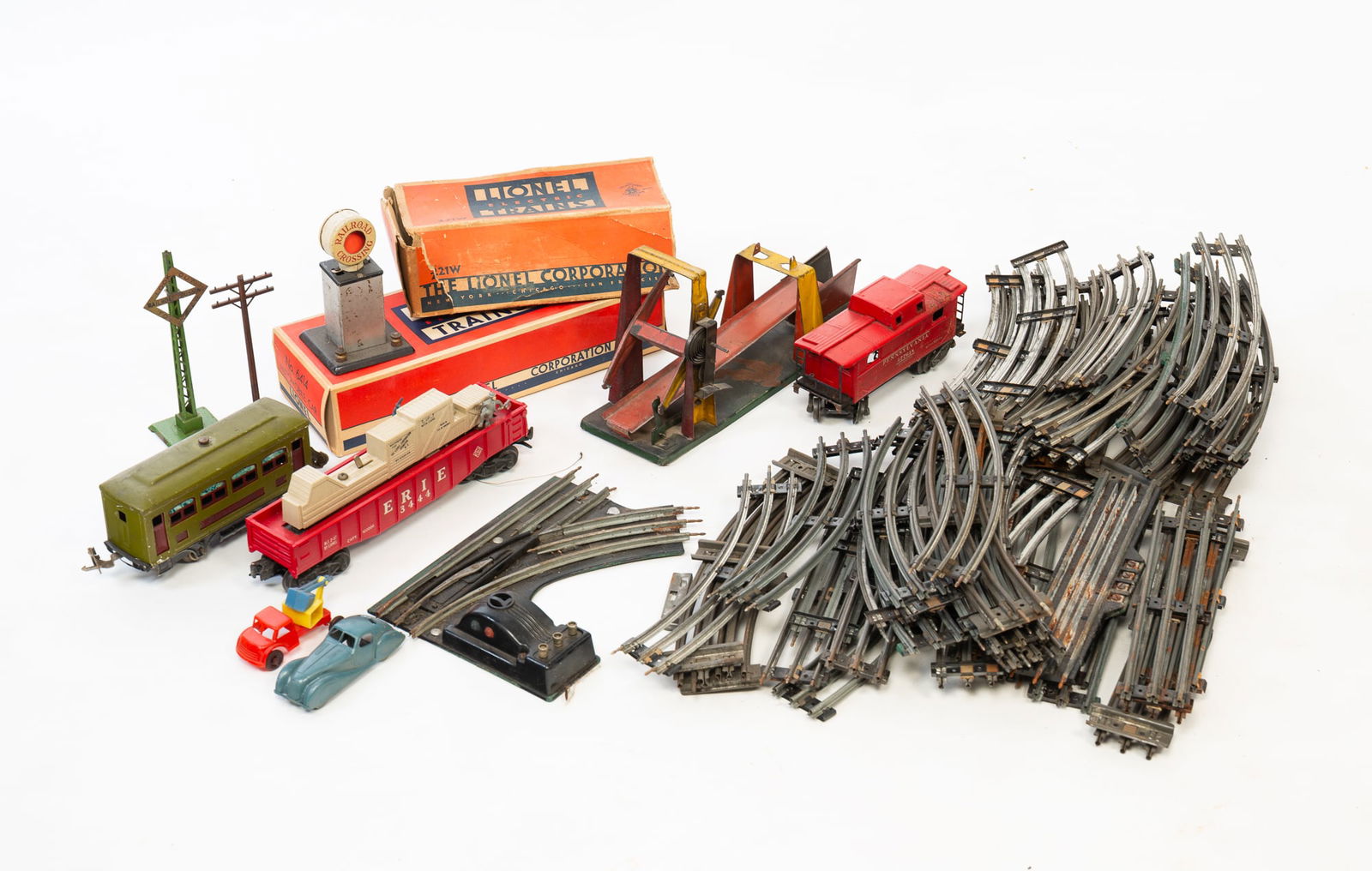 GROUP OF LIONEL "O" GAUGE TRAIN TRACKS, TRAINS, AND ACCESSORIES. (1 of 4)