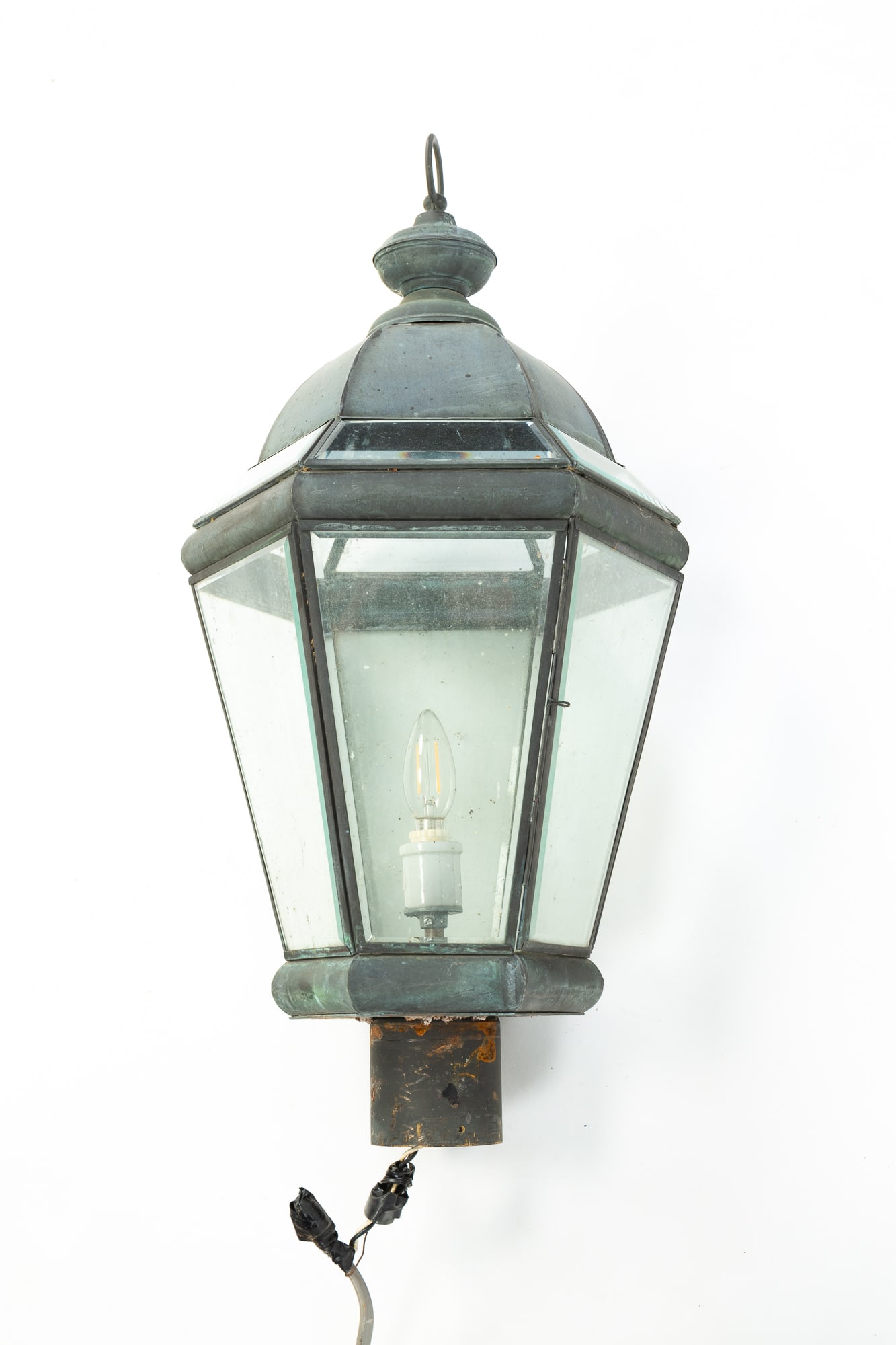 AMERICAN PATINATED METAL OUTDOOR POST LAMP. (1 of 6)