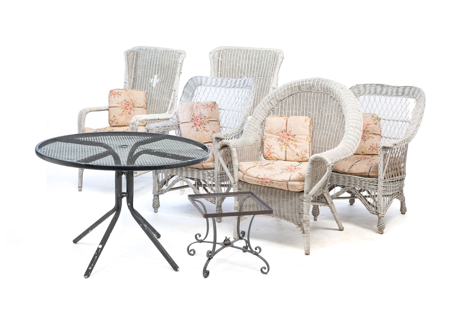 GROUP OF PAINTED WICKER AND METAL PATIO AND GARDEN FURNITURE. (1 of 9)