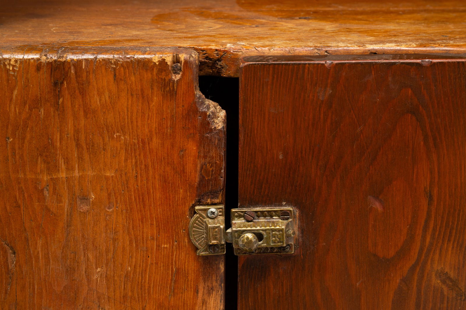 AMERICAN PINE STEPBACK CUPBOARD. - 5