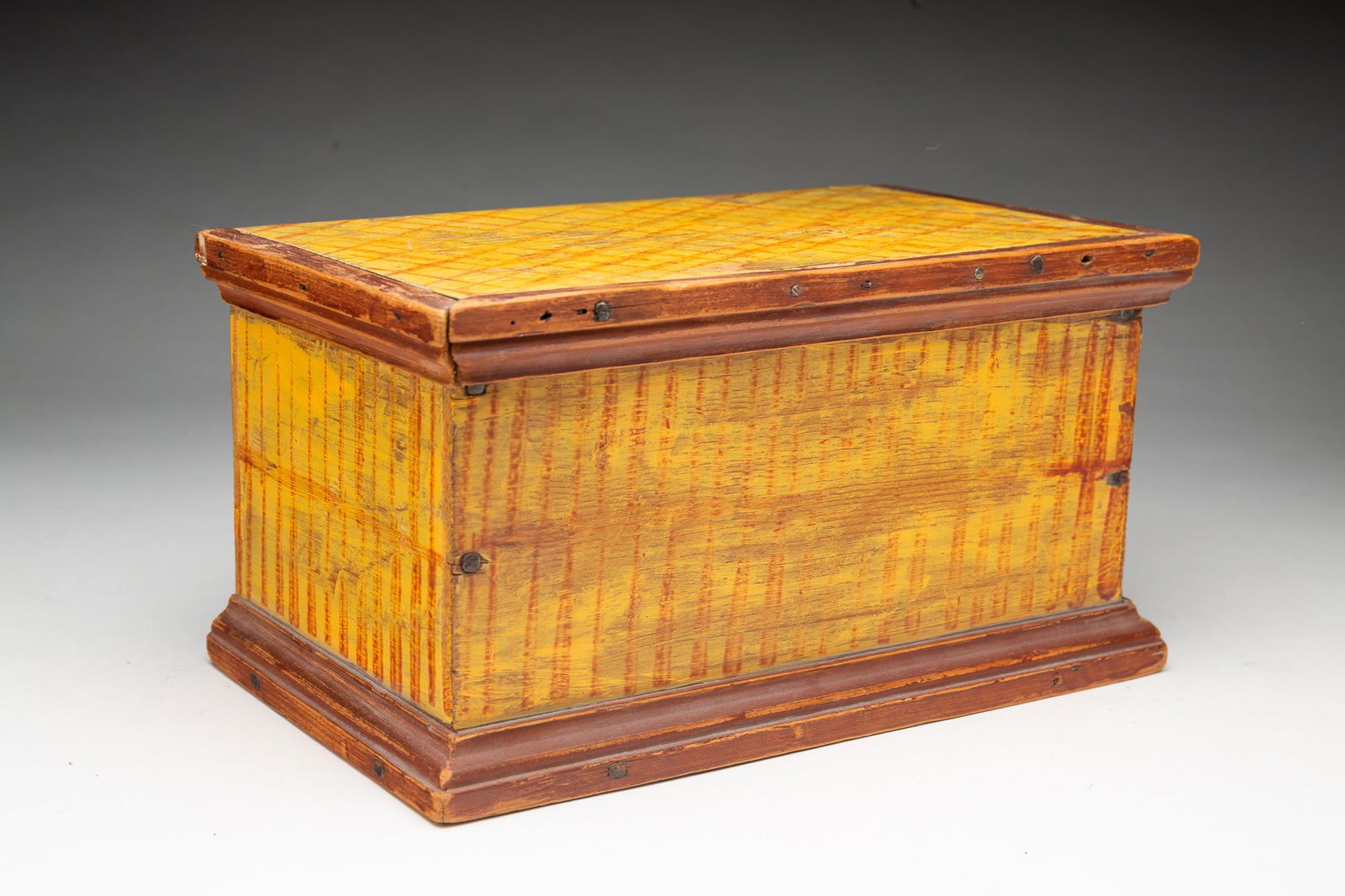 PENNSYLVANIA PAINT-DECORATED PINE DIMINUTIVE BOX. (1 of 5)