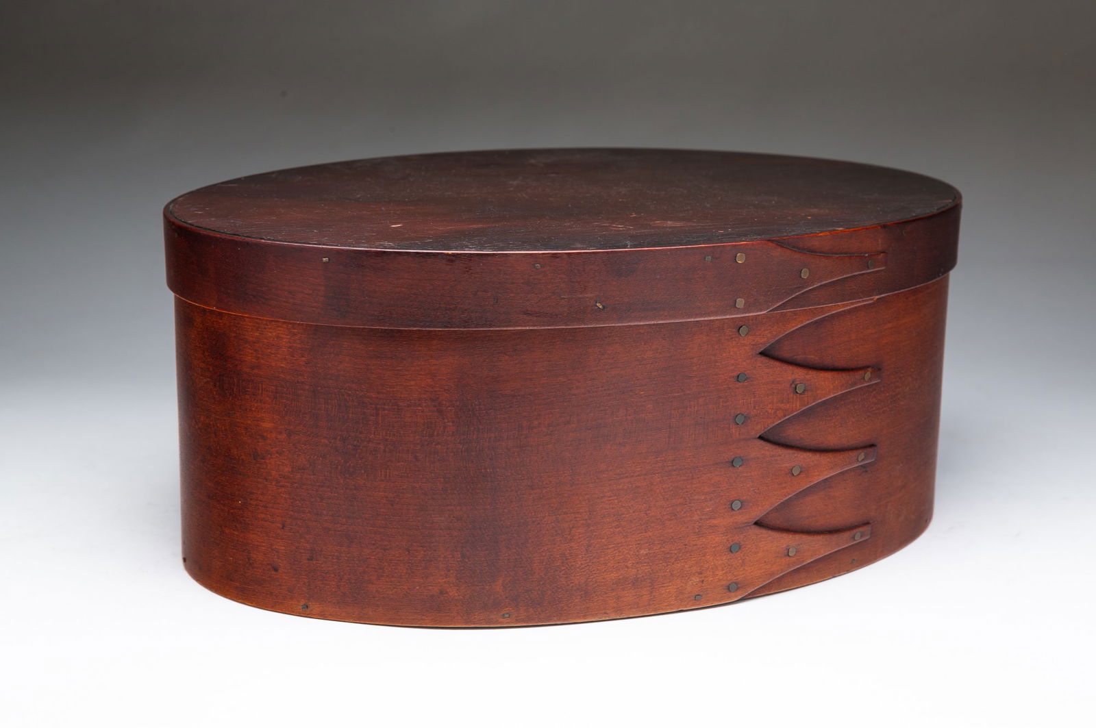 SHAKER BENTWOOD AND FINGER-LAPPED OVAL BOX. (1 of 4)
