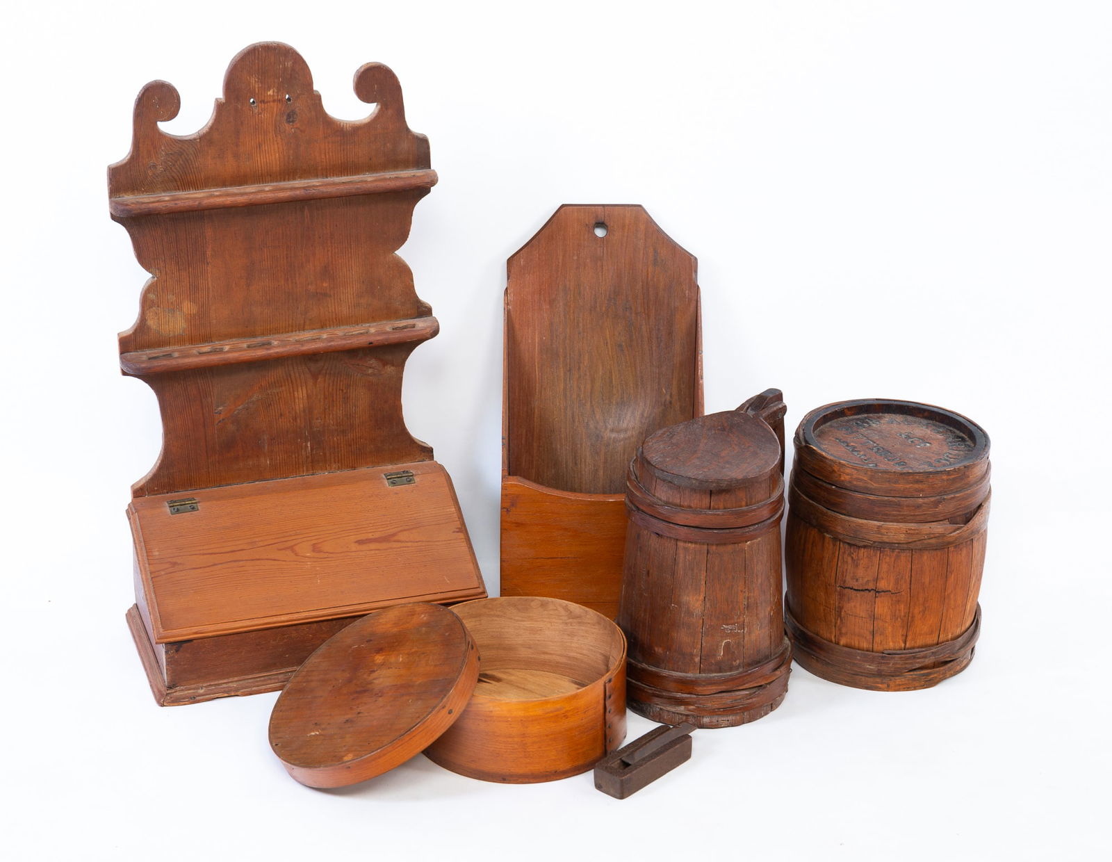 SIX AMERICAN WOODENWARE ITEMS, BRACKENRIDGE AND COMPANY (PITTSBURGH, PENNSYLVANIA) OAK TANKARD.: 19th Century. A pine hanging spoon rock, well-shaped back with scrolled well and slanted hinged lid, a pine hanging scouring box, crest with cut corners and square nail construction, an oak stave-cons