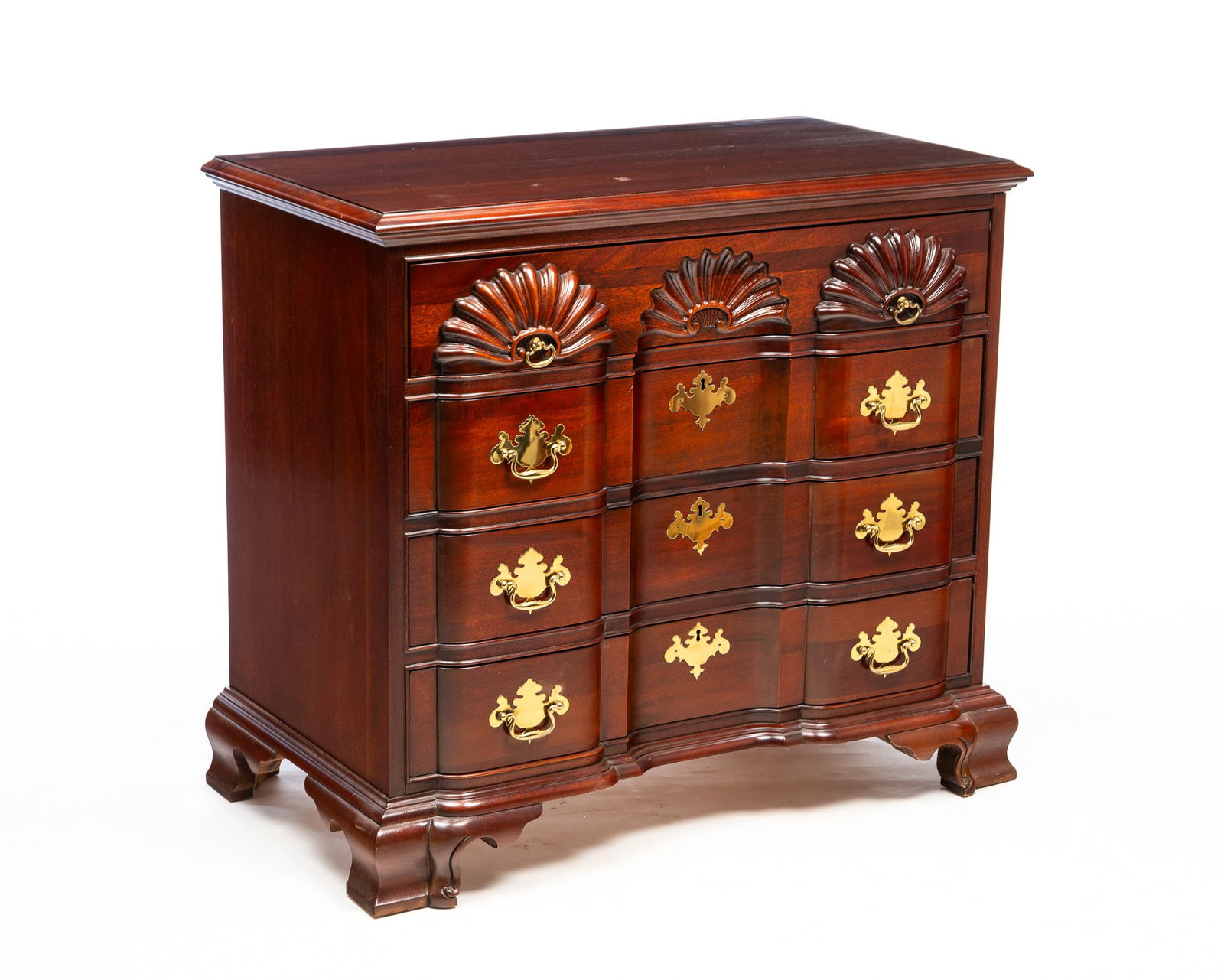 LINK-TAYLOR (LEXINGTON, KENTUCKY) CHIPPENDALE STYLE MAHOGANY BLOCKFRONT CHEST. 32.5"h. 36"w. 19.5"d. (1 of 9)