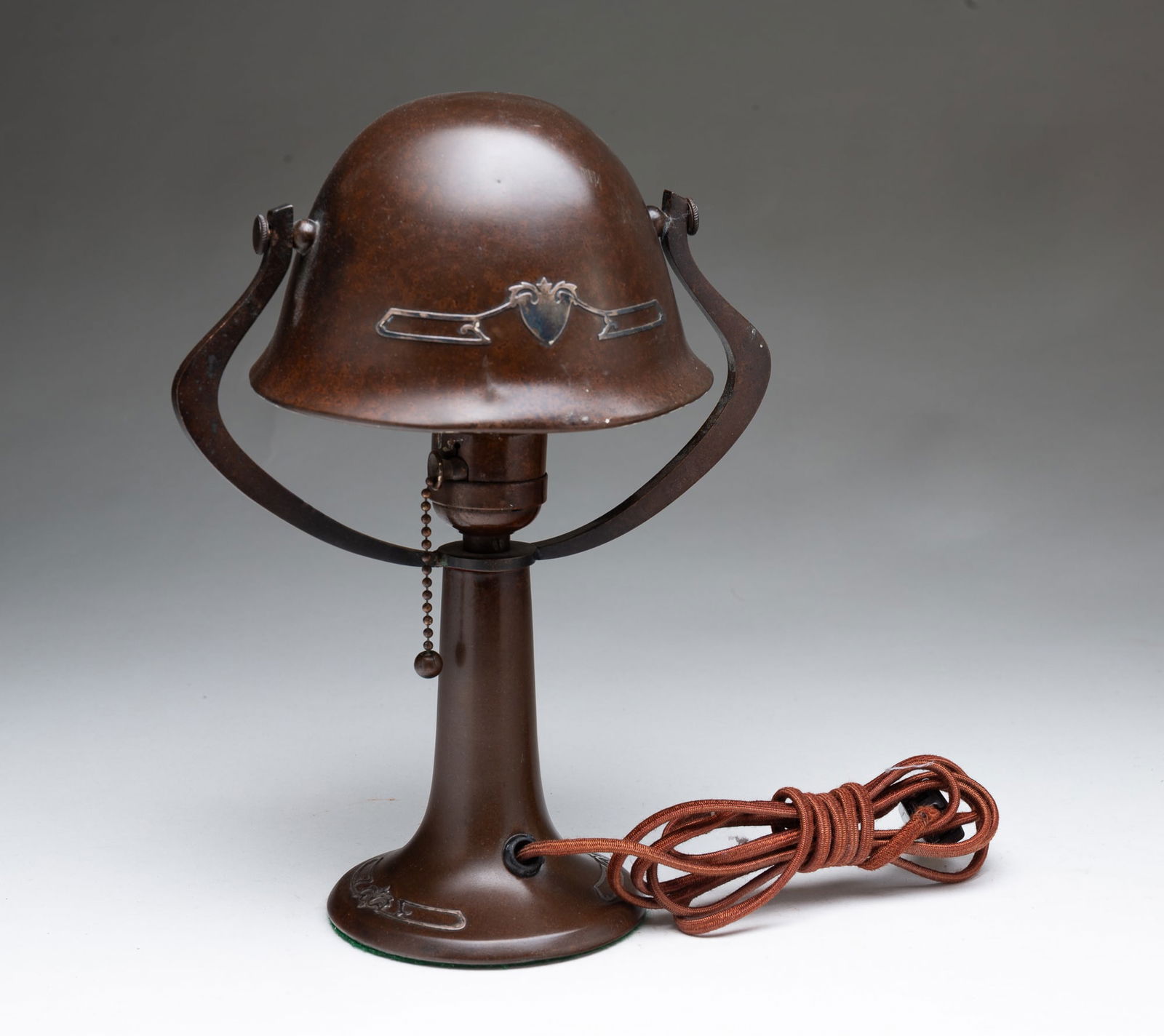 HEINTZ (BUFFALO, NEW YORK) ARTS AND CRAFTS BOUDOIR LAMP. 11"h. 7.5"w. (1 of 5)