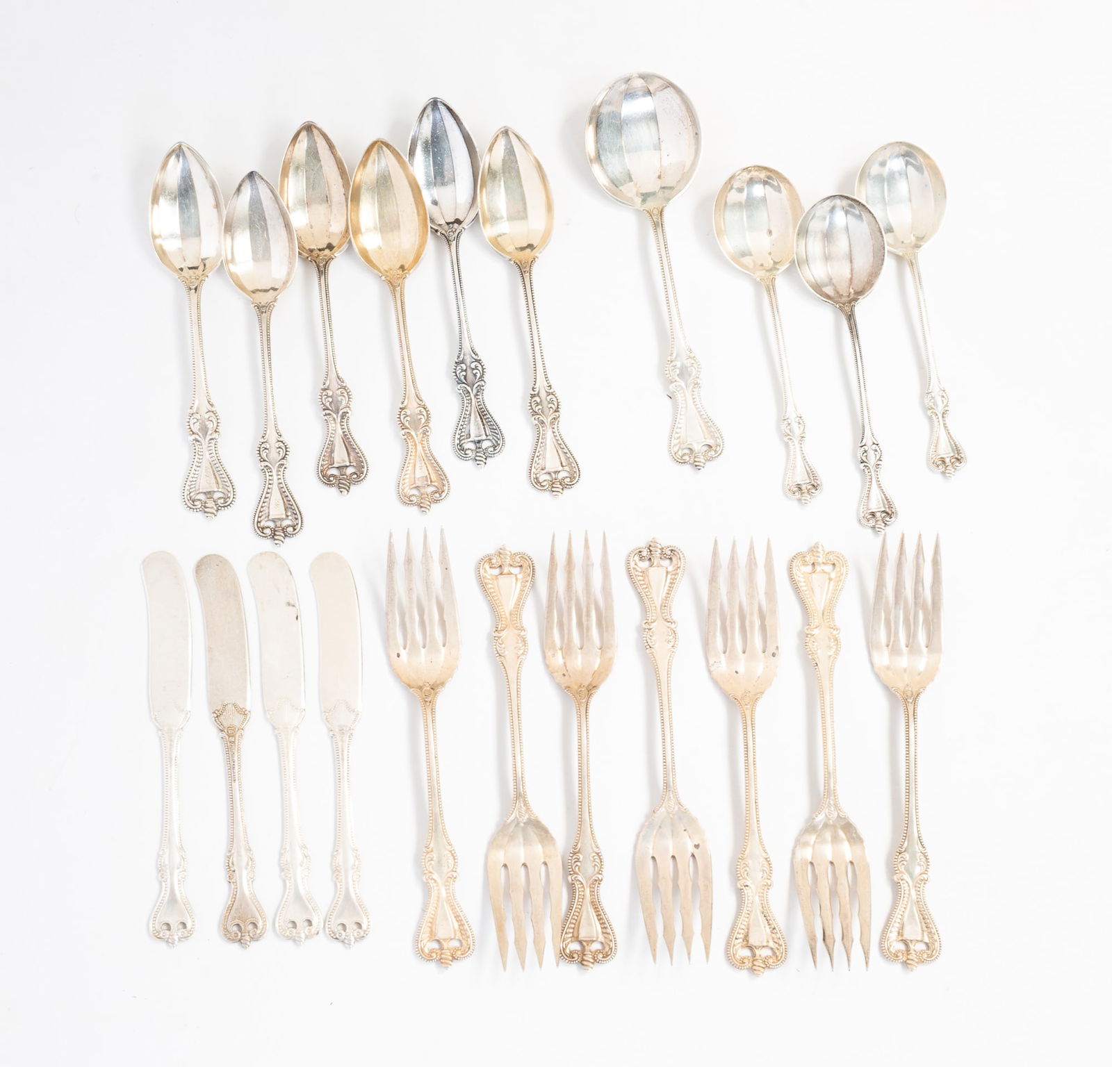 GROUP OF TOWLE "OLD COLONIAL" STERLING SILVER FLATWARE. (1 of 5)