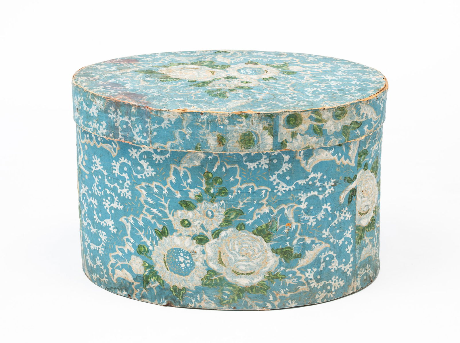 LARGE WALLPAPER BAND BOX ATTRIBUTED TO HANNAH DAVIS (JAFFREY, NEW HAMPSHIRE, 1784-1863). 12.5"h. (1 of 4)