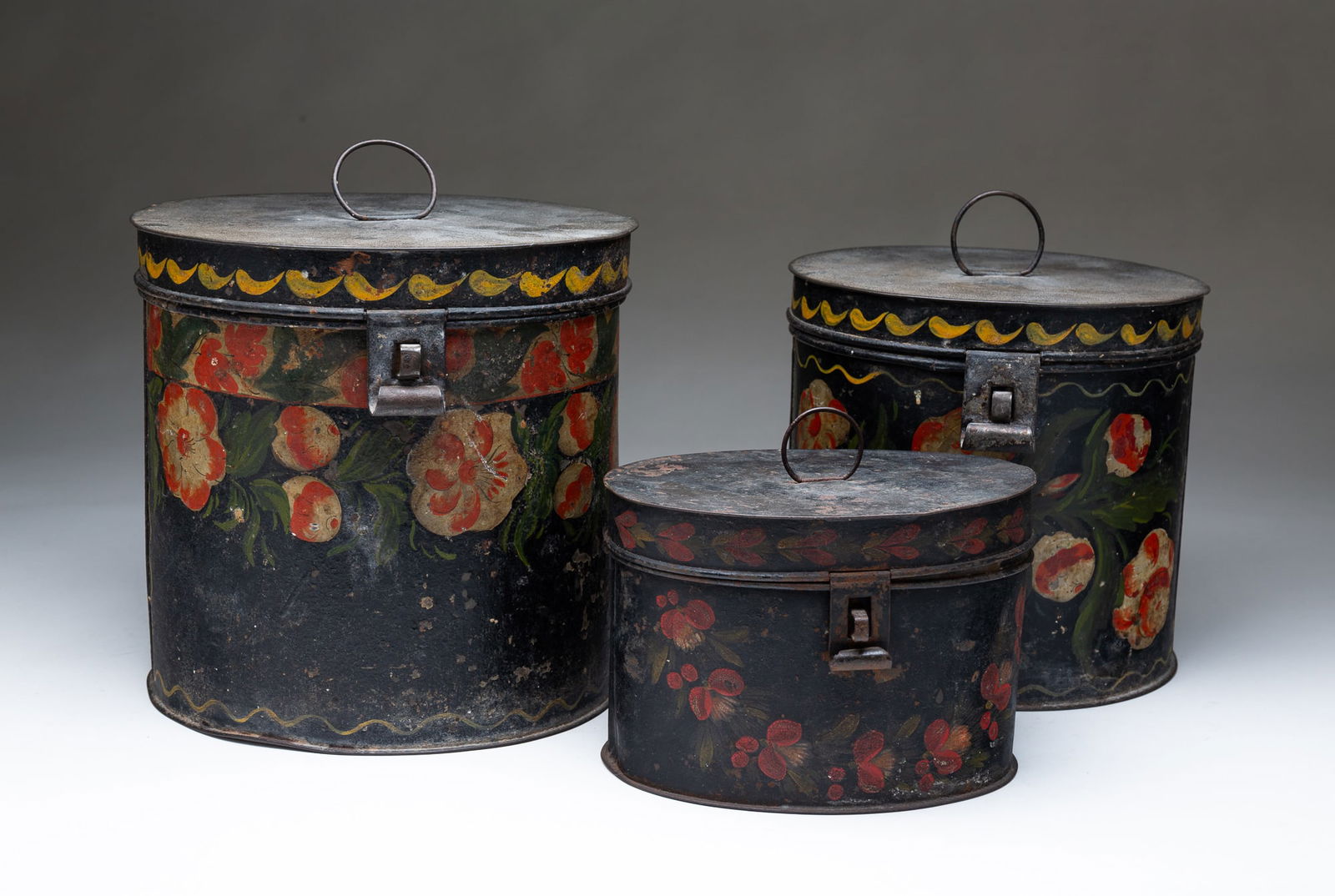 PENNSYLVANIA TOLE BOXES AND RECTANGULAR TRAYS. Largest round box, 8.5"h. 8.75"d. Largest tray, (1 of 4)