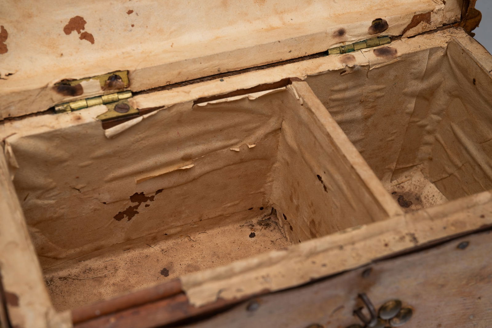 AMERICAN HIDE-COVERED DOME TOP DOCUMENT BOX. - 3