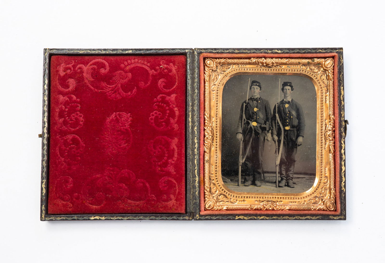 AMERICAN CASED CIVIL WAR TINTYPE. 3.5"h. (1 of 3)