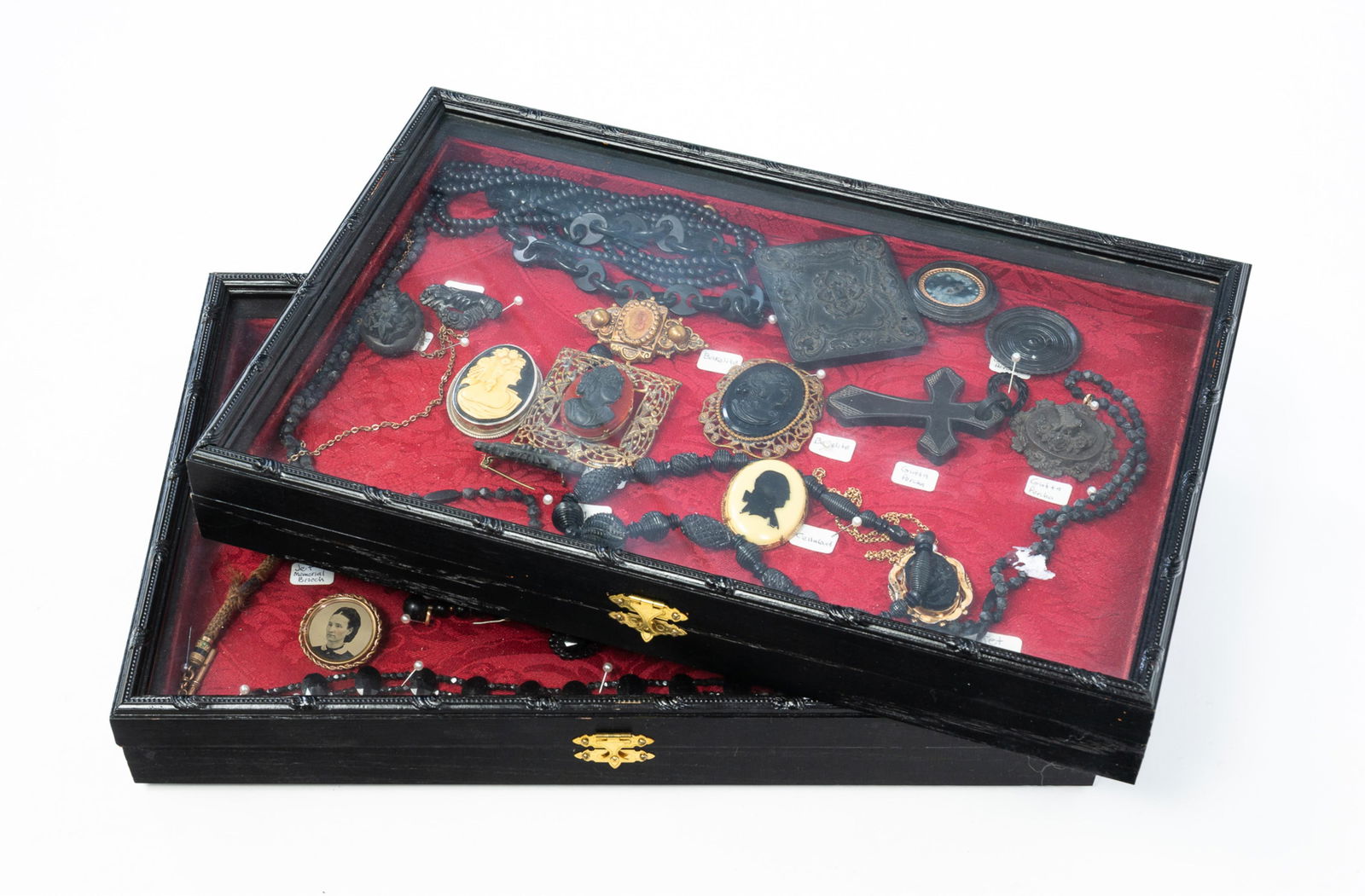 LARGE GROUPING OF MOURNING JEWELRY AND GUTTA PERCHA. (1 of 7)