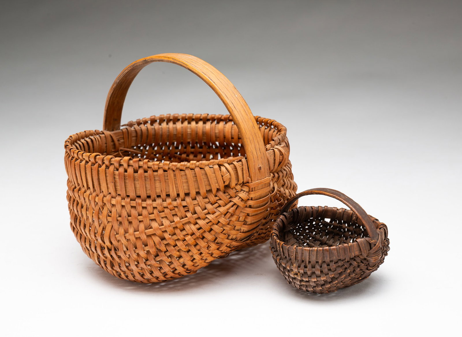 TWO MINIATURE AMERICAN SPLINT-WOVEN BUTTOCKS BASKETS. (1 of 3)