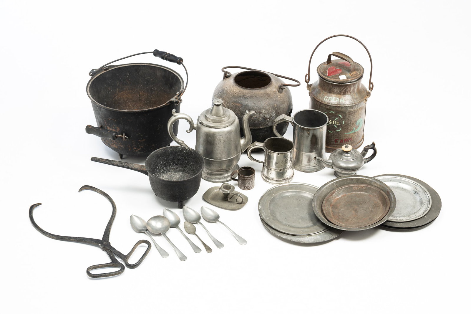 GROUP OF HOUSEHOLD METALWARE. (1 of 8)