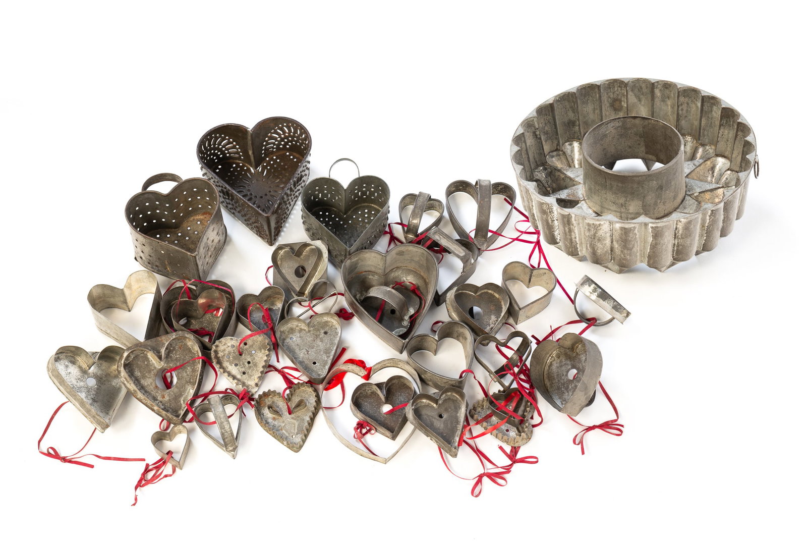 GROUP OF AMERICAN HEART-SHAPED TINWARE. (1 of 6)