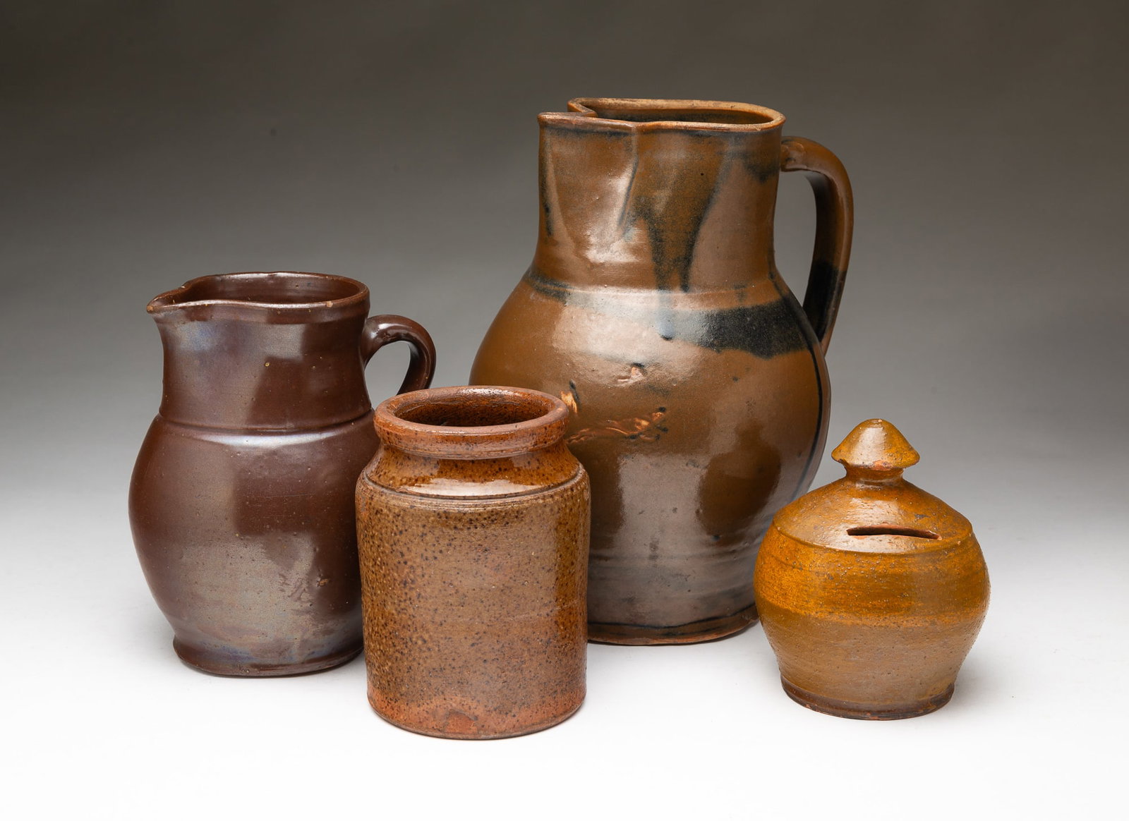 FOUR STONEWARE AND REDWARE ITEMS. (1 of 5)