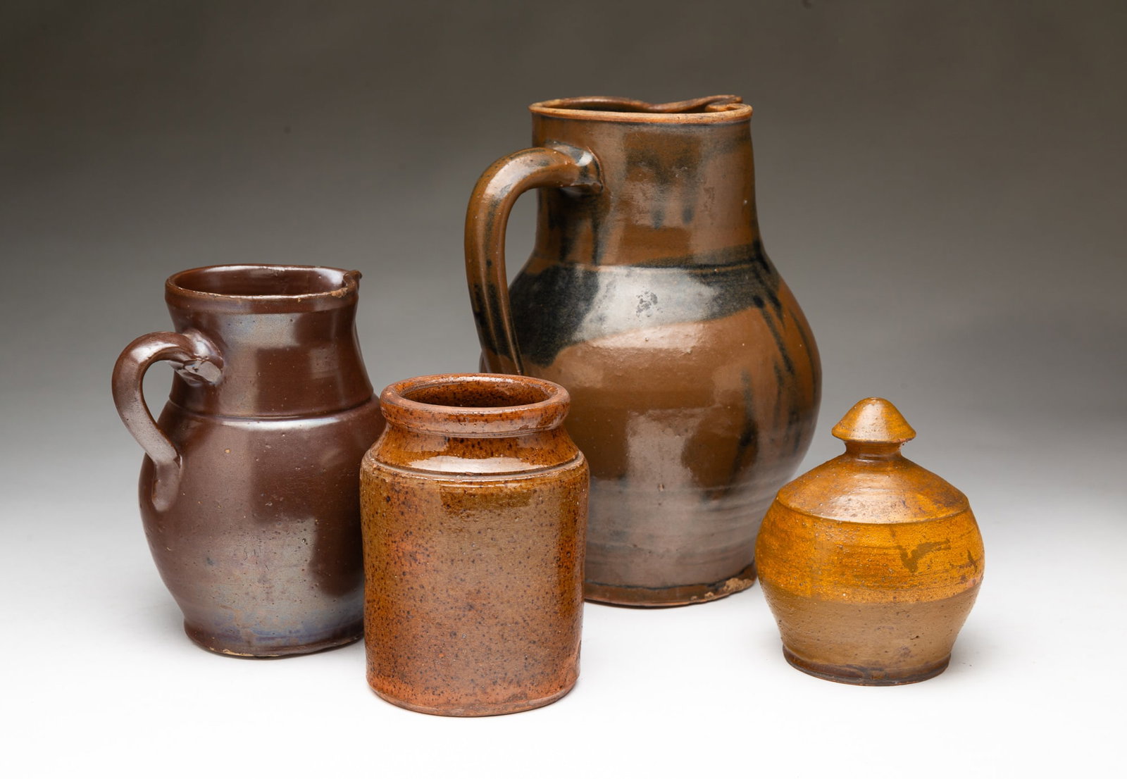 FOUR STONEWARE AND REDWARE ITEMS. - 2