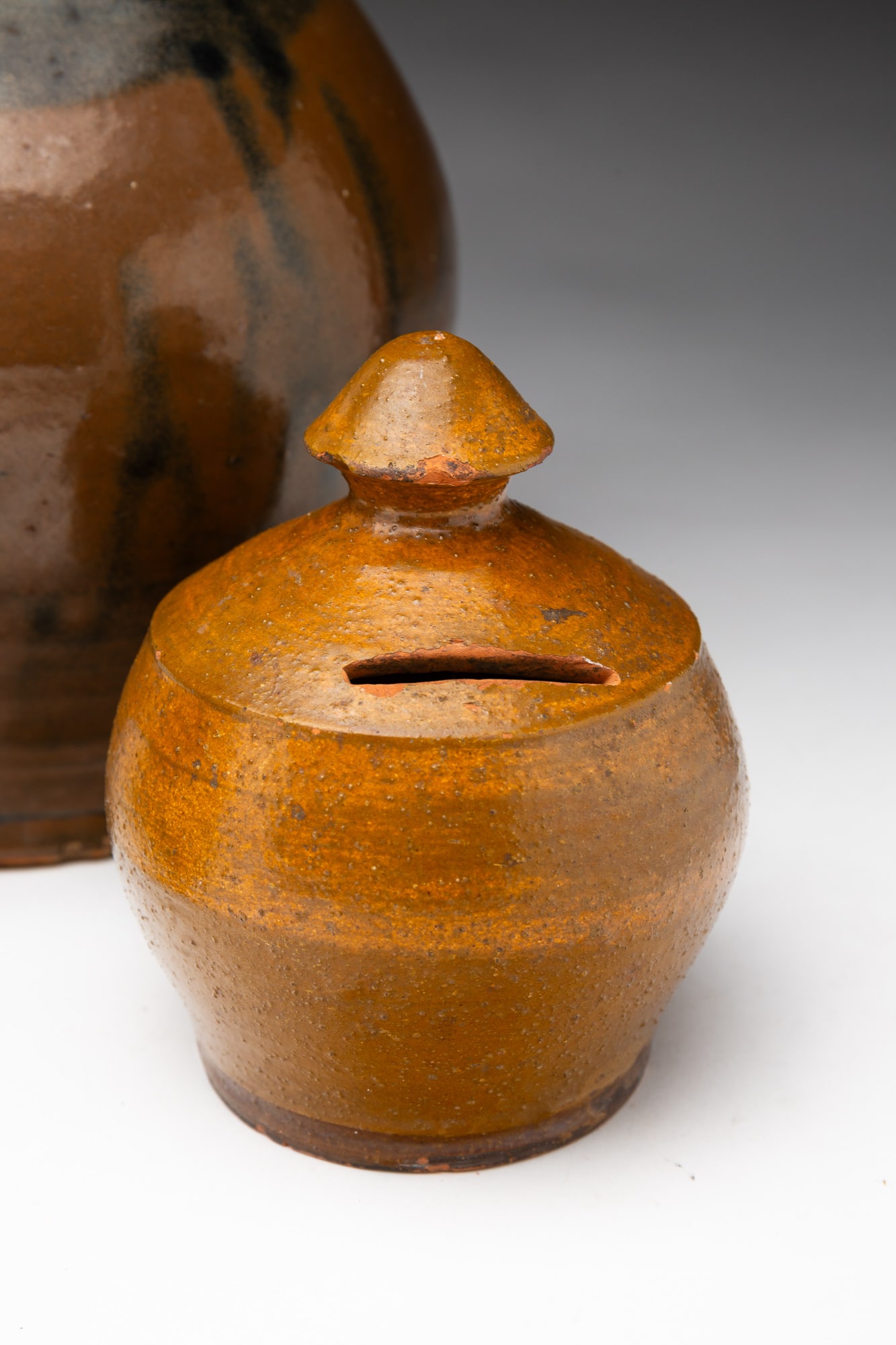 FOUR STONEWARE AND REDWARE ITEMS. - 3