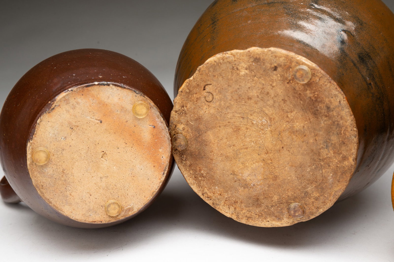 FOUR STONEWARE AND REDWARE ITEMS. - 5