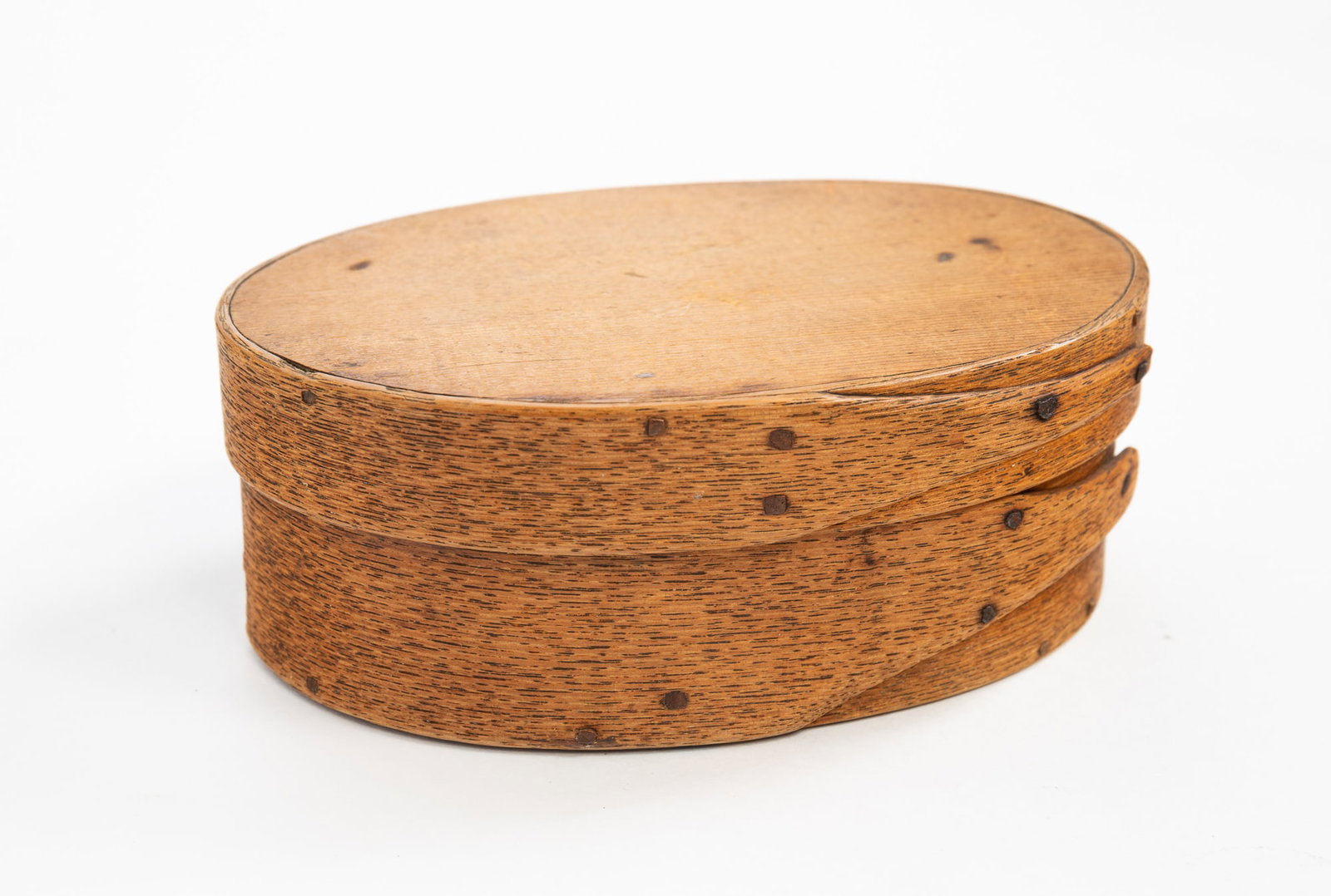 AMERICAN OAK AND PINE OVAL BENTWOOD BOX. (1 of 4)