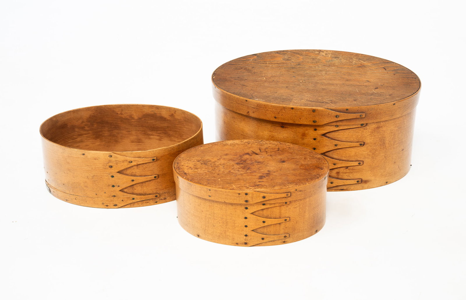 THREE SHAKER BENTWOOD AND FINGER-LAPPED BOXES. (1 of 5)