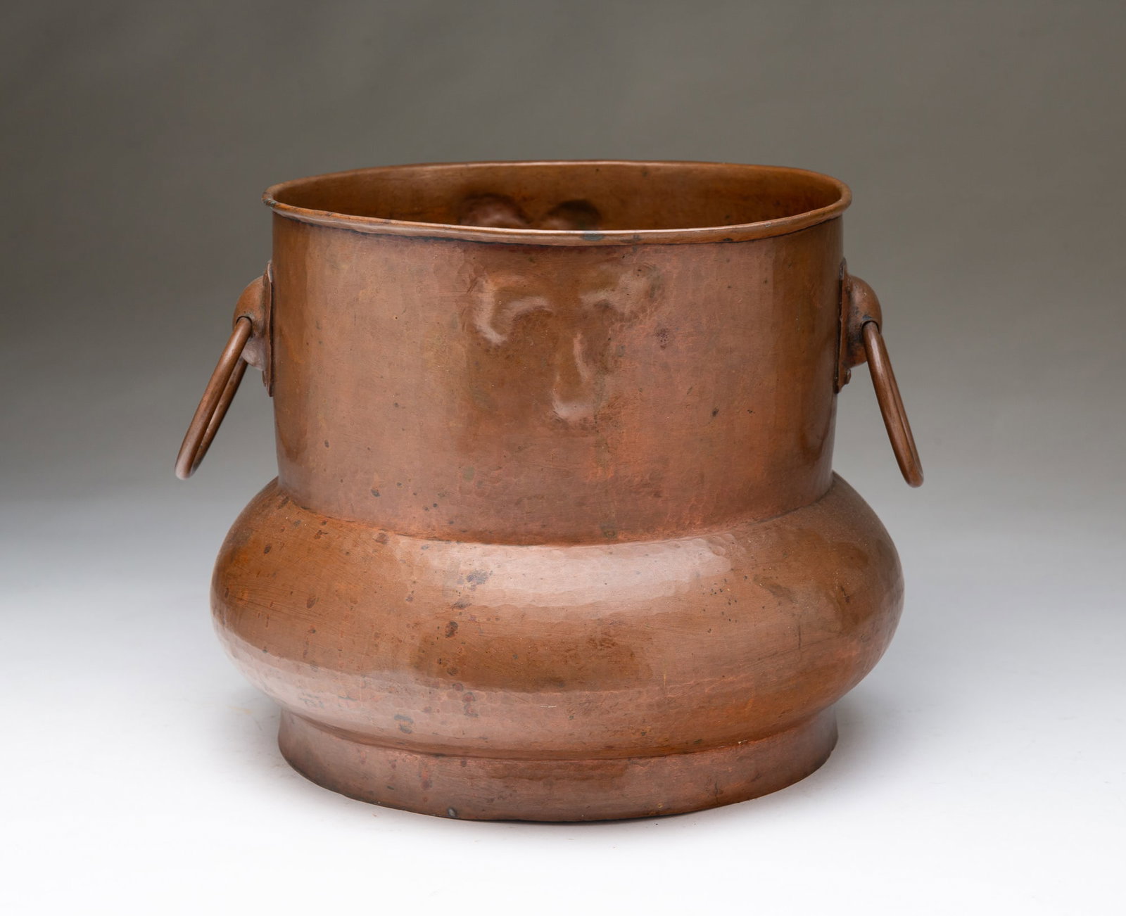 STICKLEY BROTHERS (GRAND RAPIDS, MICHIGAN) ARTS AND CRAFTS HAMMERED COPPER JARDINIERE. (1 of 4)