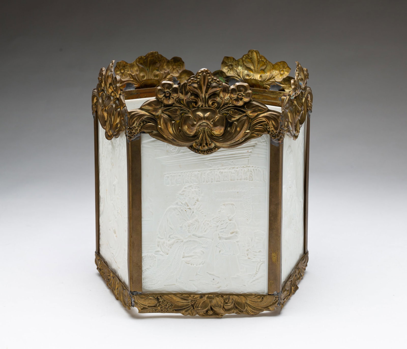 GERMAN PLAUESCHE PORCELAIN MANUFACTURER LITHOPHANE SHADE. (1 of 5)