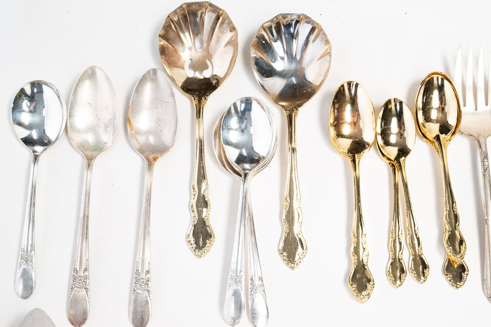 LARGE GROUP OF SILVER PLATE FLATWARE AND ACCESSORIES. (1 of 9)