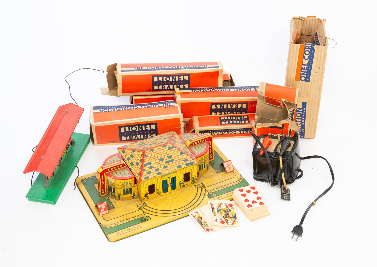 COLLECTION OF LIONEL TRAINS. (1 of 5)