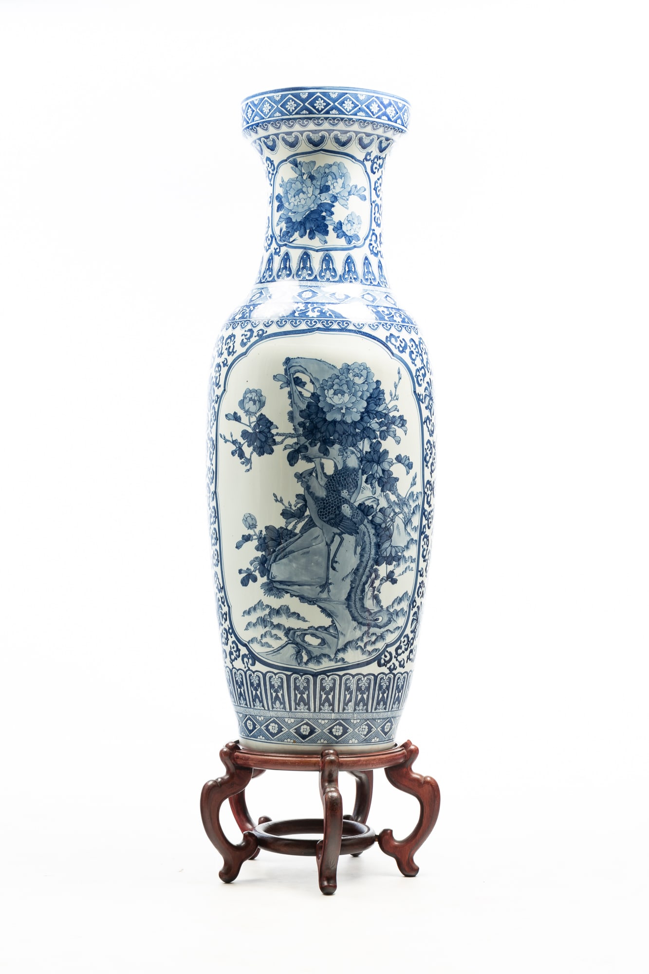 CHINESE PORCELAIN TEMPLE VASE ON TEAK STAND. (1 of 5)