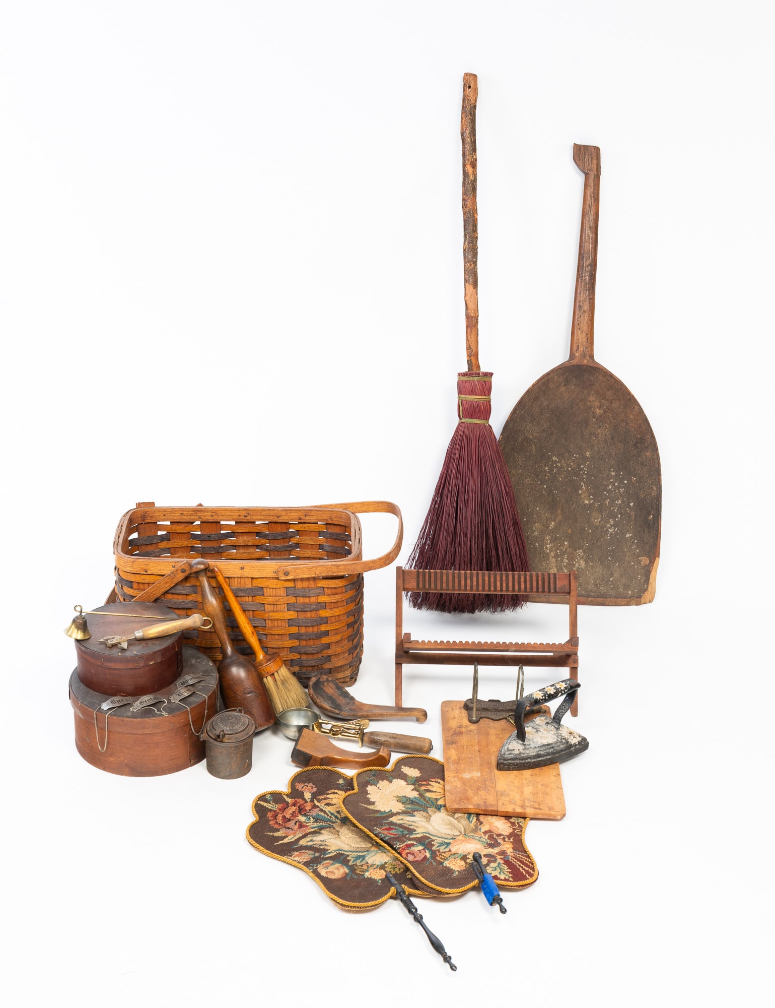 GROUP OF AMERICAN HOUSEHOLD ITEMS, INCL. TWO HAND SCREENS. (1 of 6)