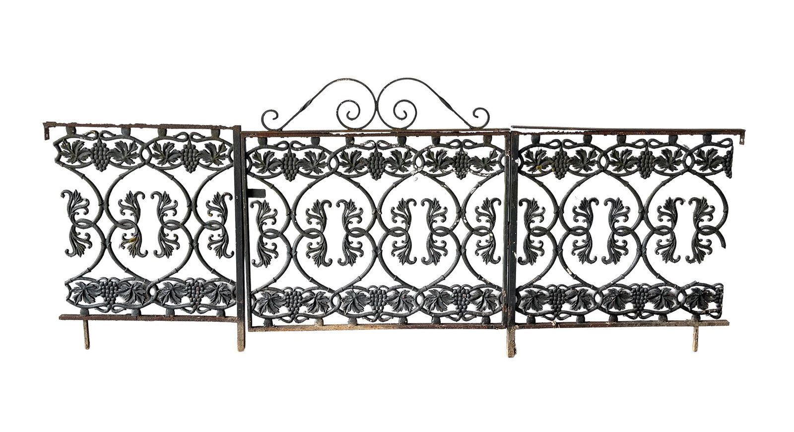 FIVE SECTIONS OF AMERICAN CAST IRON FENCING IN GRAPE VINE PATTERN. (1 of 3)