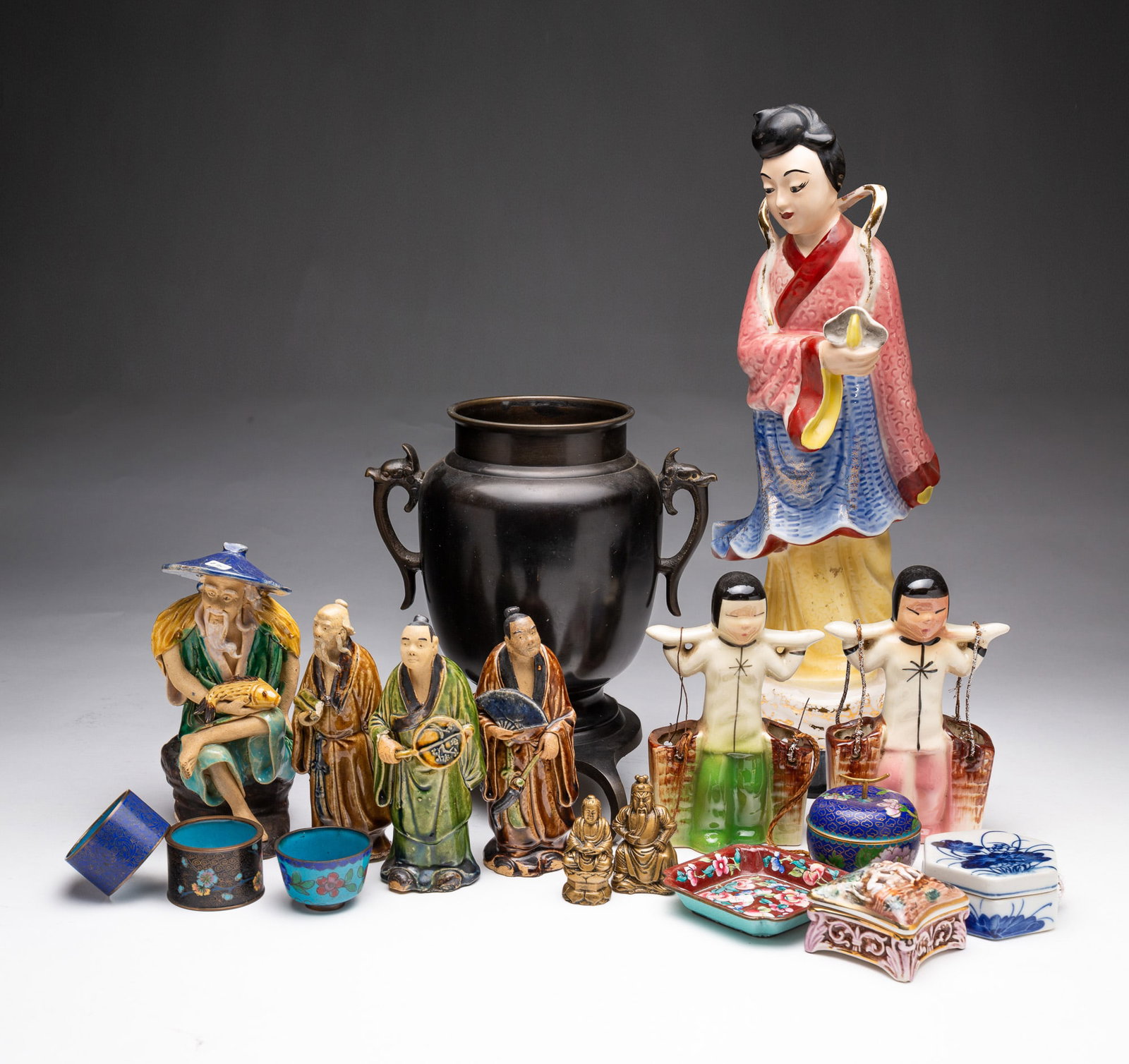 GROUP OF CHINESE DECORATIVE ARTS. (1 of 9)