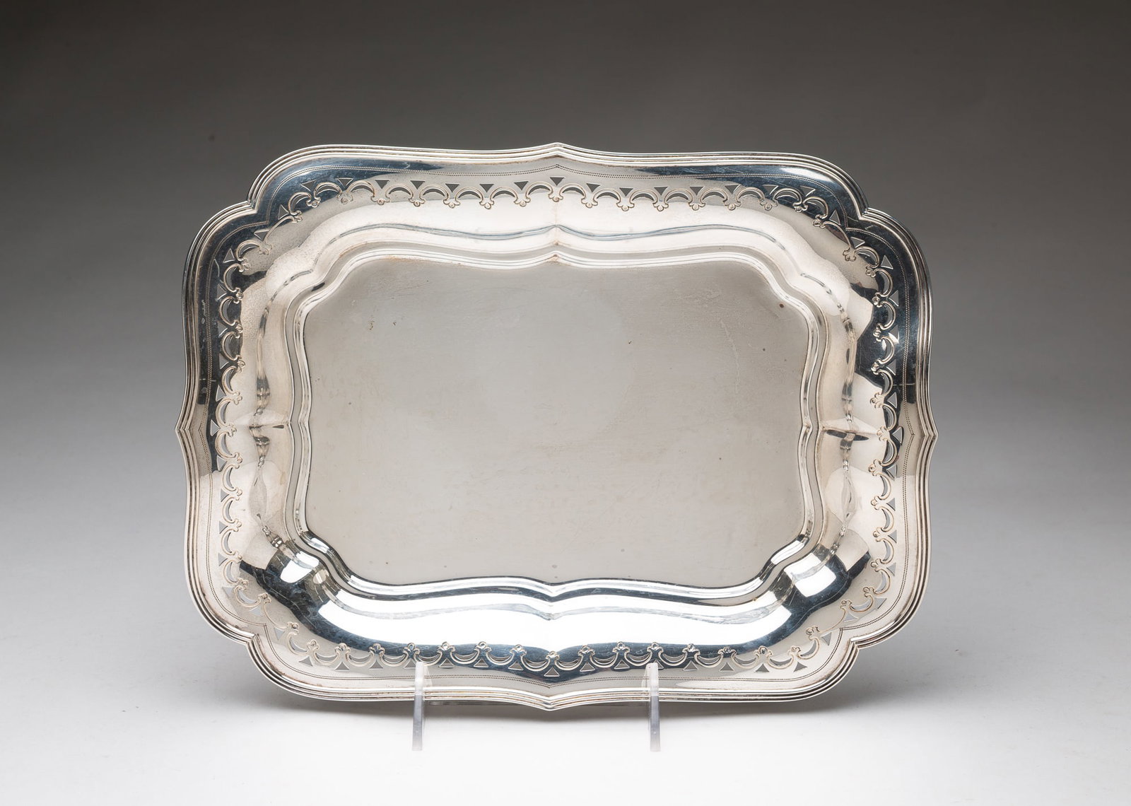 TIFFANY & CO. STERLING SILVER RETICULATED SERVING TRAY. (1 of 4)