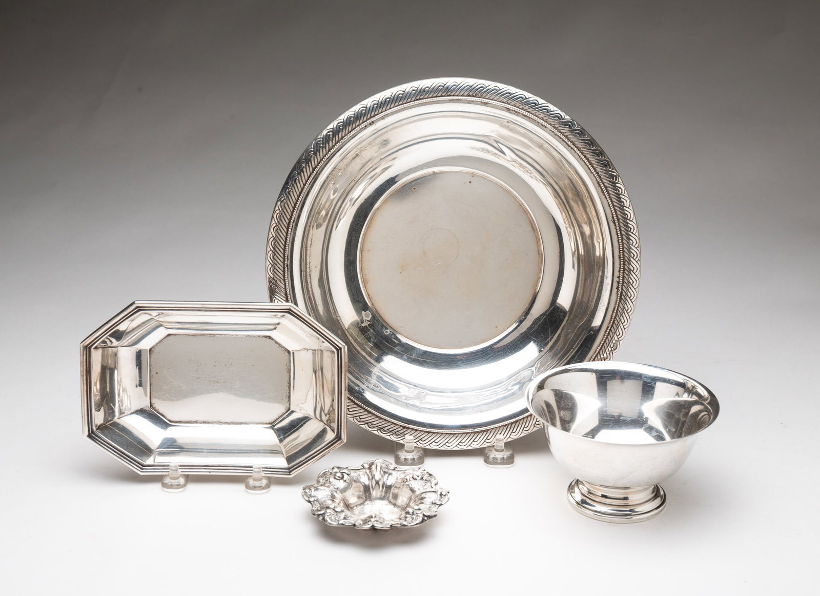 FOUR AMERICAN STERLING SILVER DISHES, INCL. GORHAM. (1 of 7)